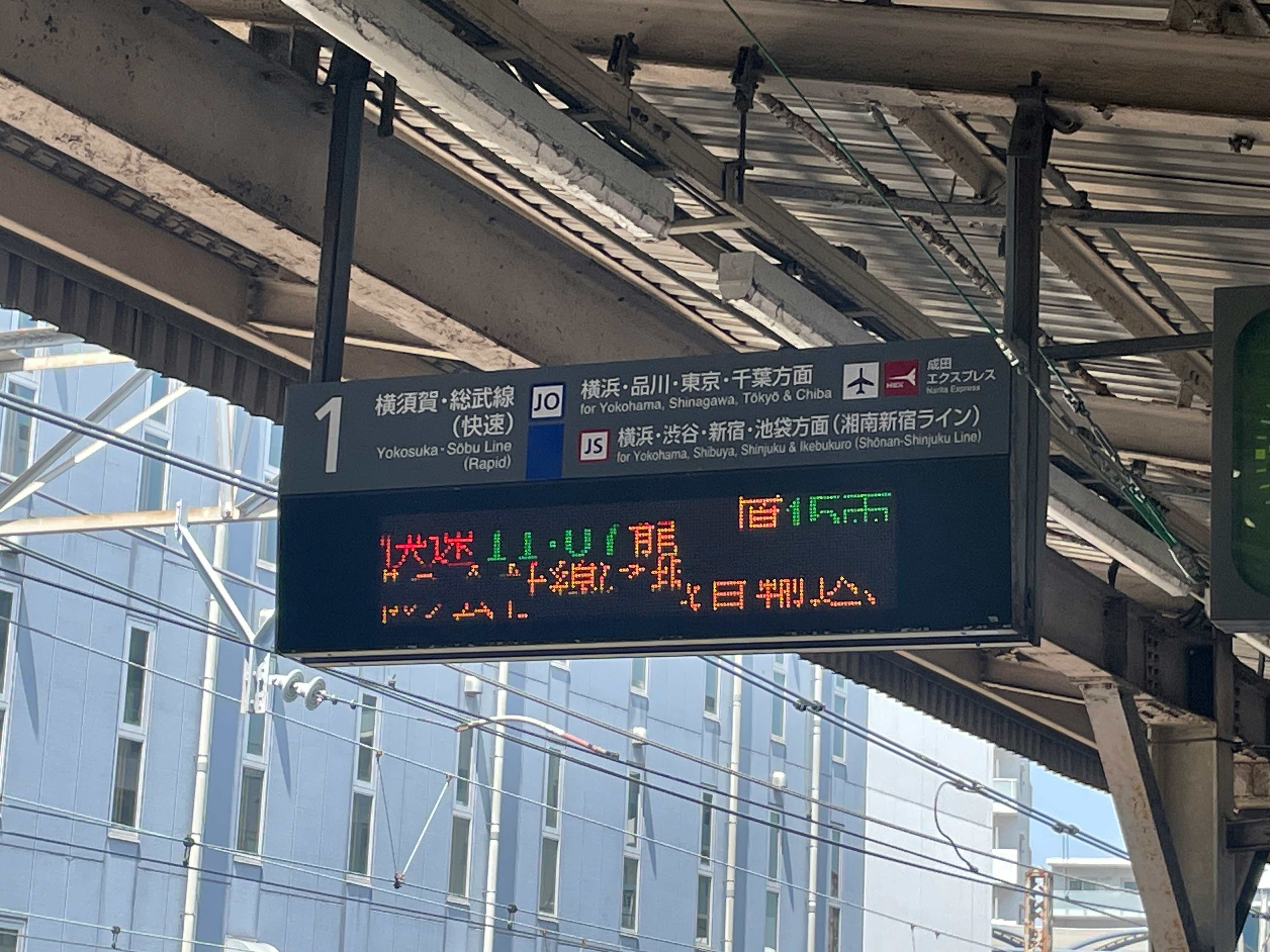 高架下の駅構内に掲示された案内サイン