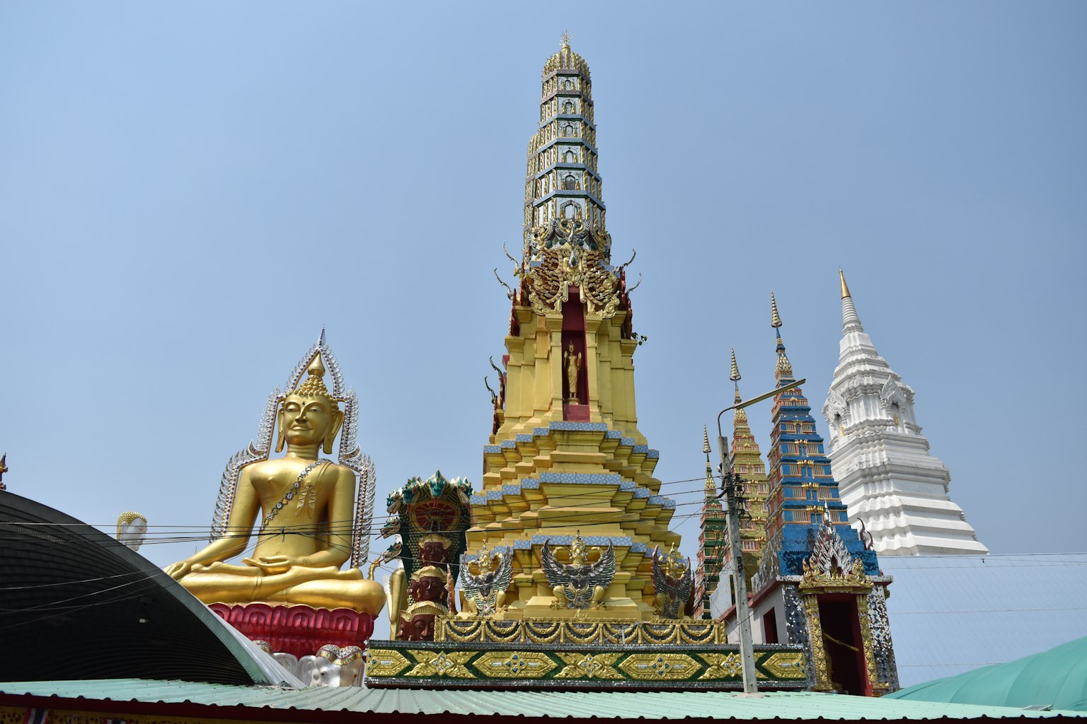 Estatua de Buda dorado y hermosas pagodas en un paisaje de templo