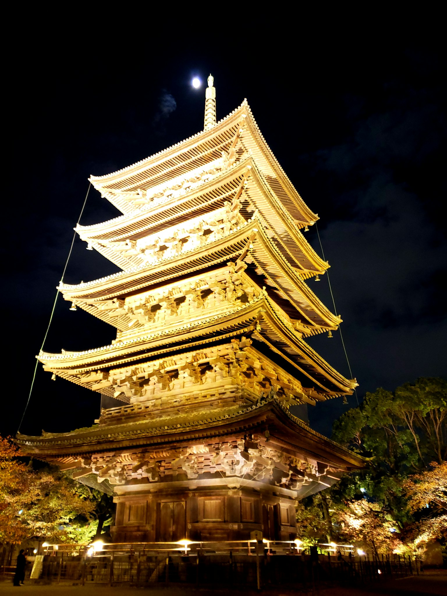 夜间照亮的美丽五层塔