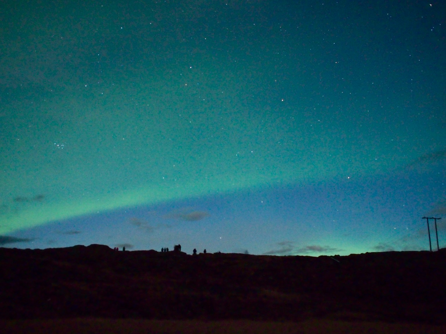北极光照亮夜空,绿色光晕和闪烁的星星