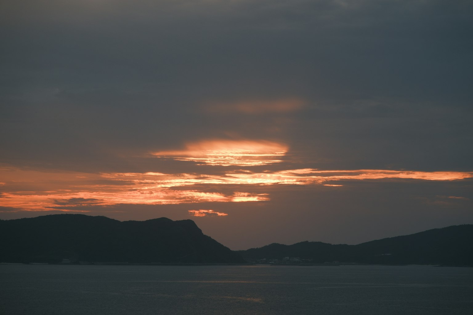 美丽的日落风景，山脉和海洋的轮廓