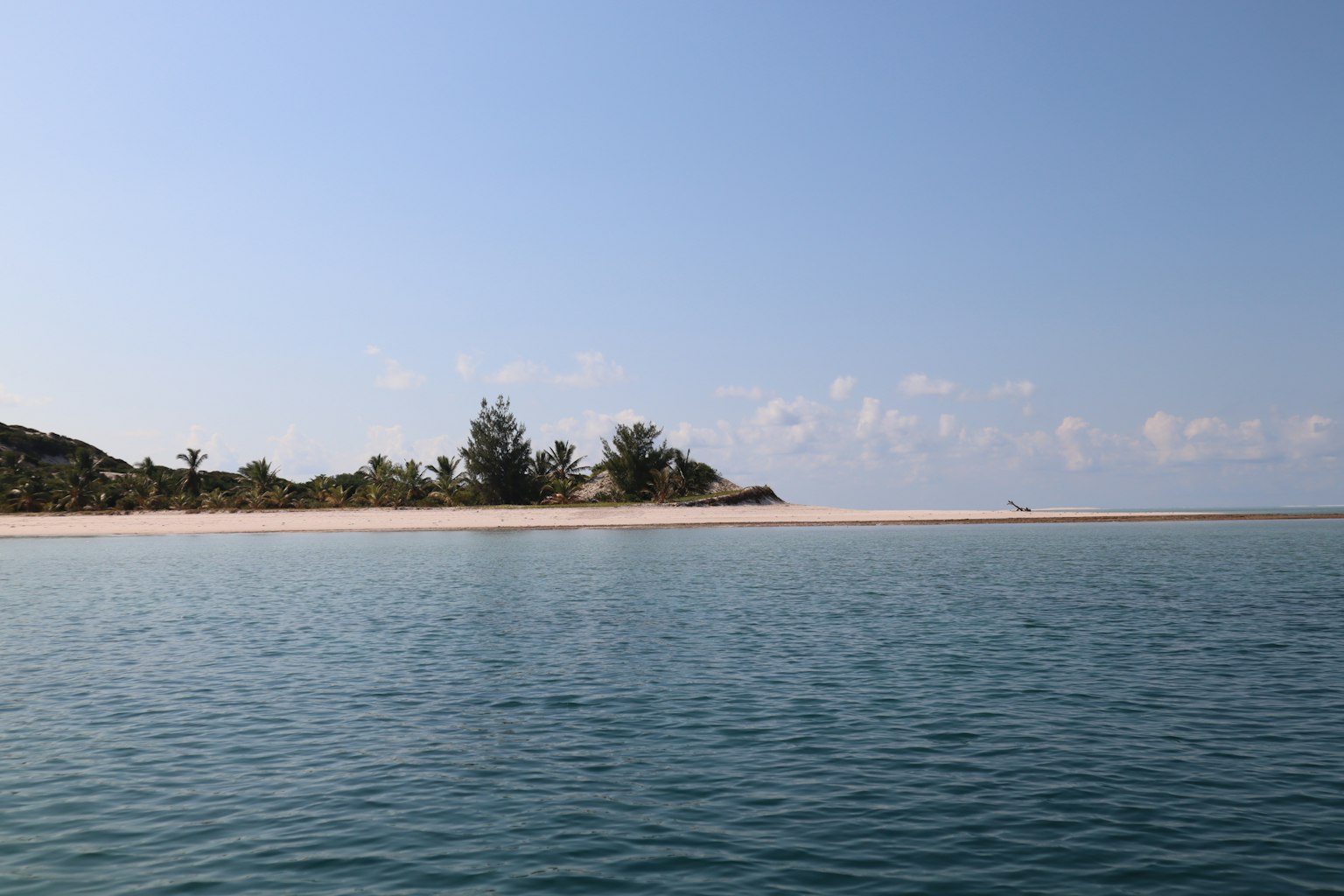 寧靜的藍色海水和小島在晴朗的天空下的風景