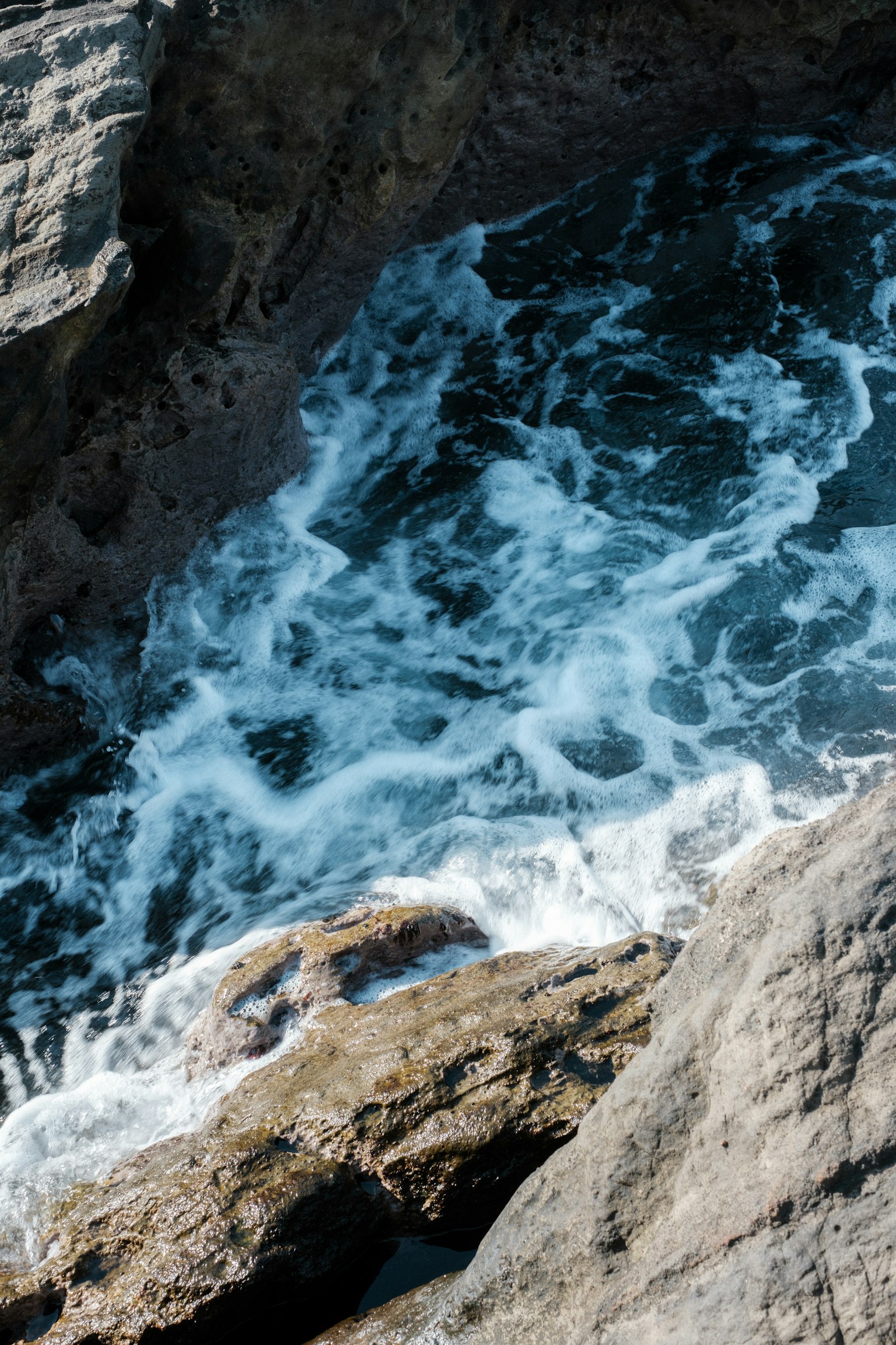 海水在岩石海岸周圍旋轉