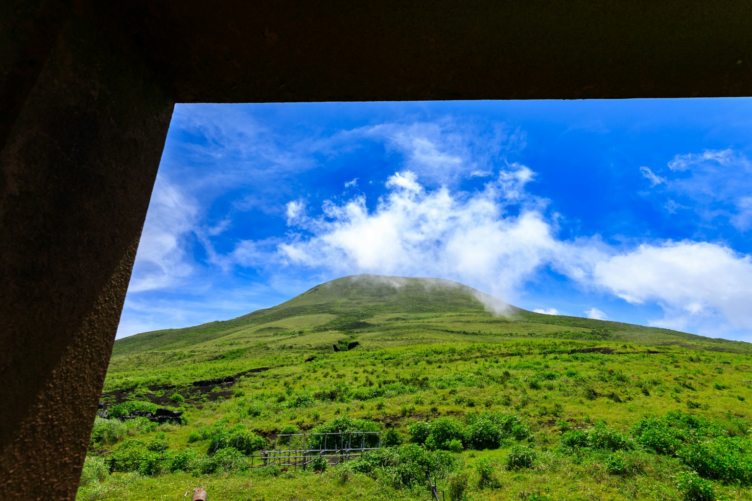藍天白雲下的郁郁蔥蔥的山景