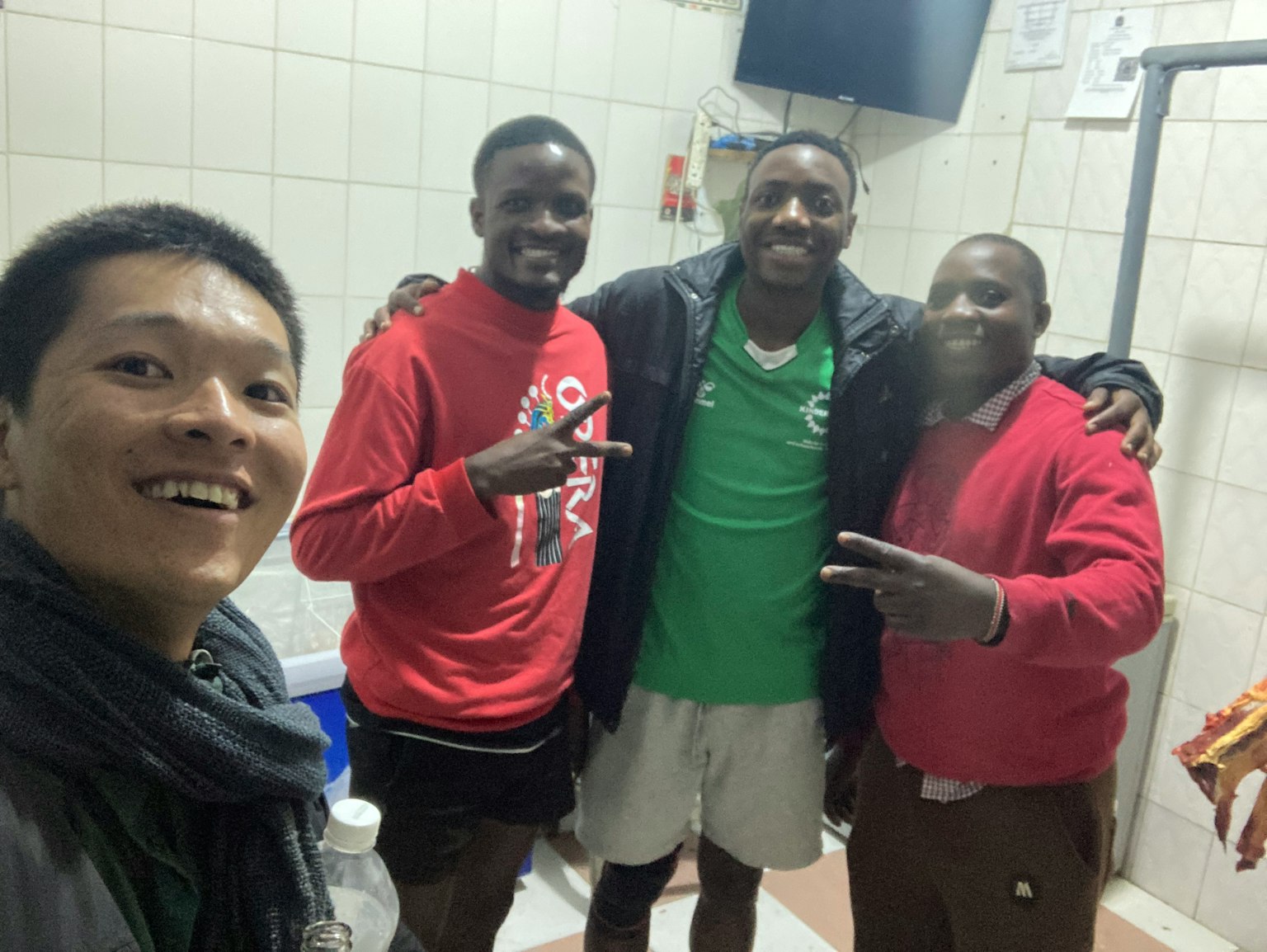 四个男人在休闲室内环境中微笑着摆姿势