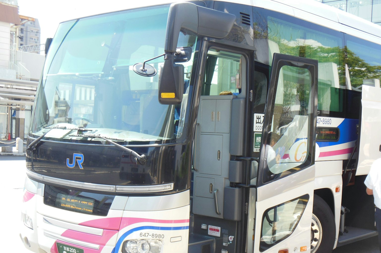 Vista frontal de un autobús JR con la puerta abierta