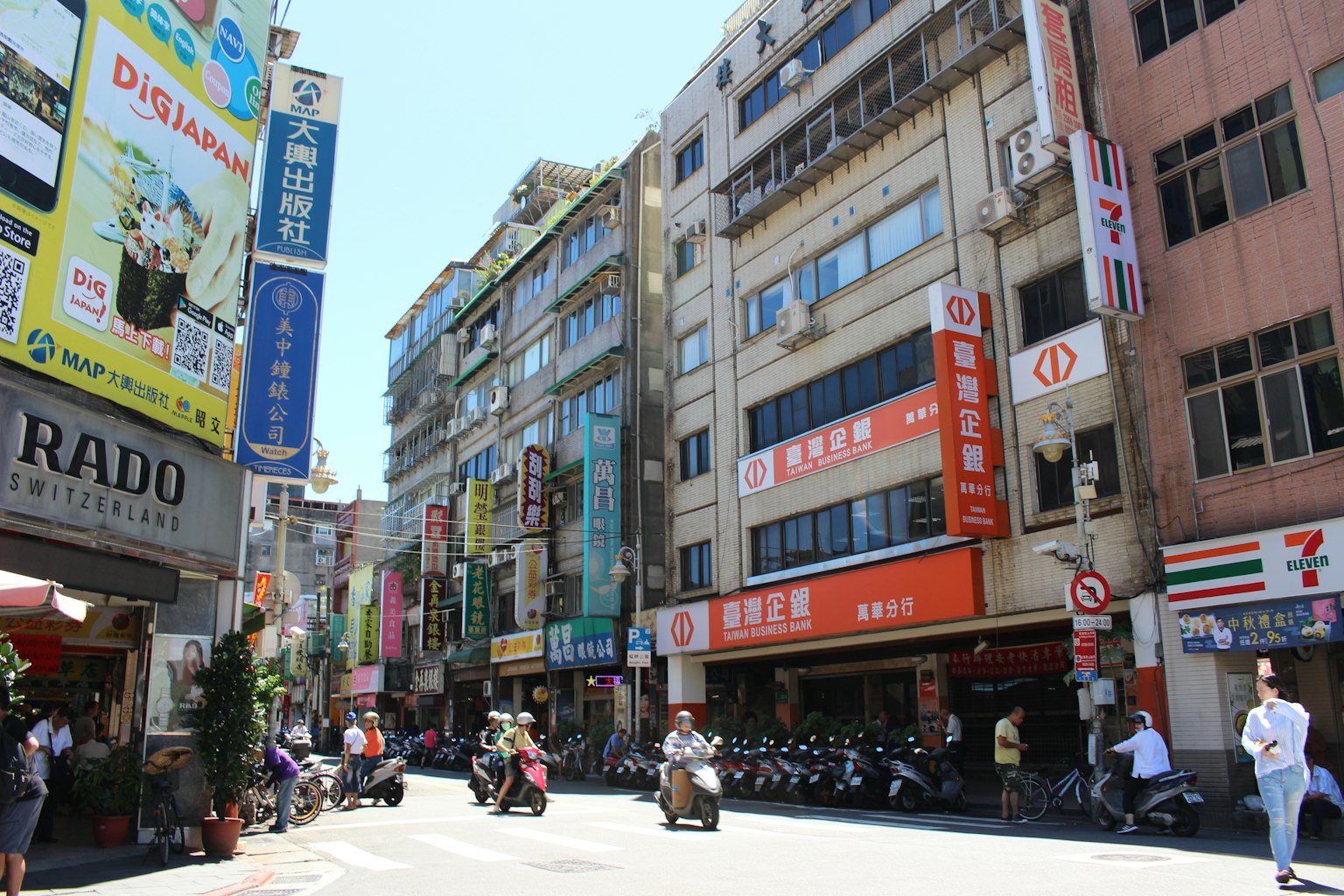 熱鬧的街道場景與商店和五彩繽紛的招牌