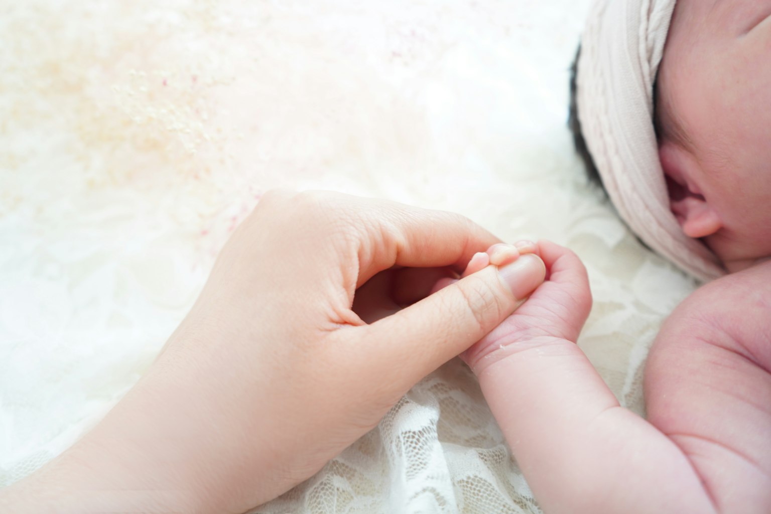 Una mano di adulto che tiene delicatamente la mano di un bambino