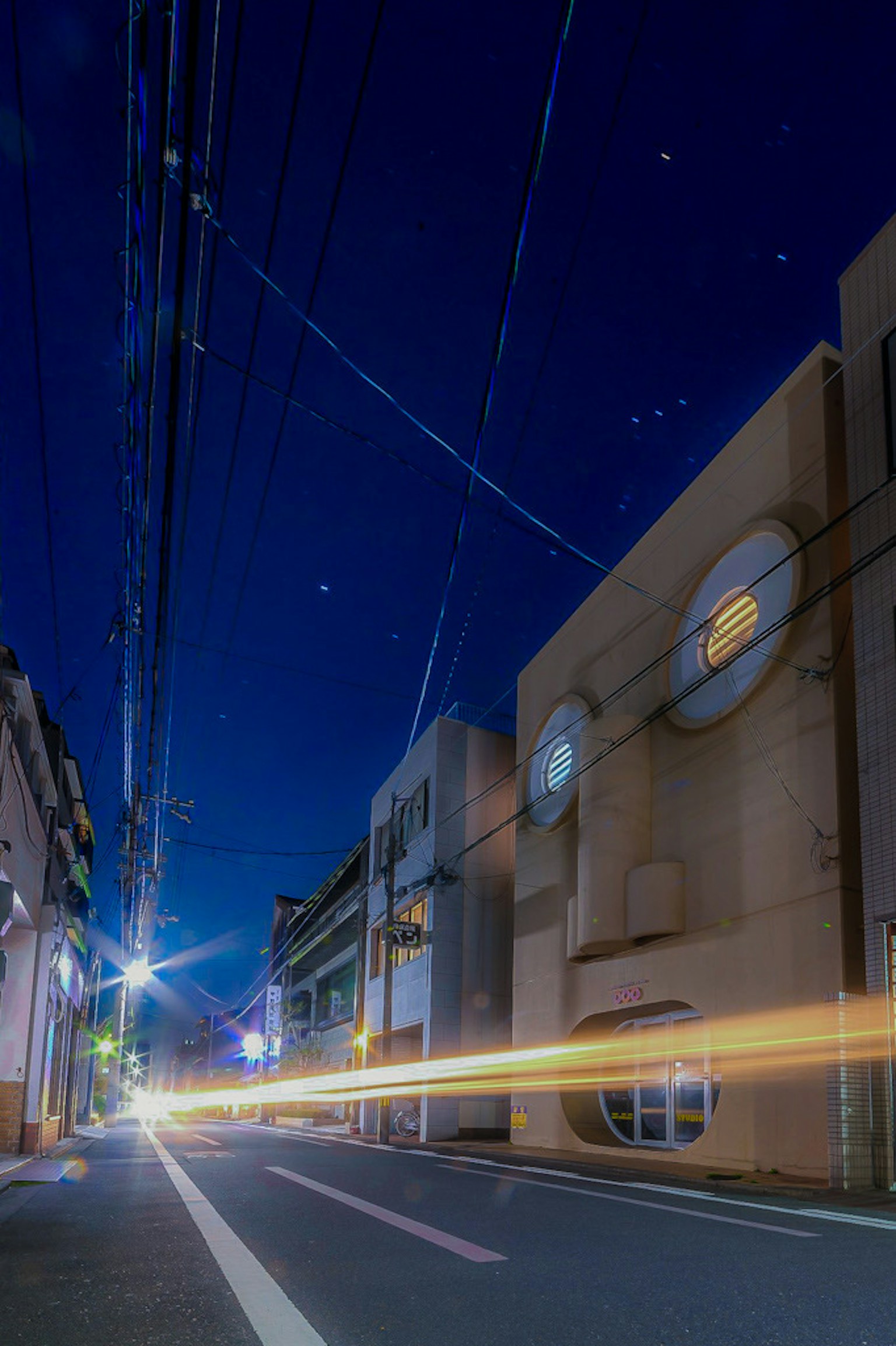 夜晚街道场景，交错的电线和照亮的建筑