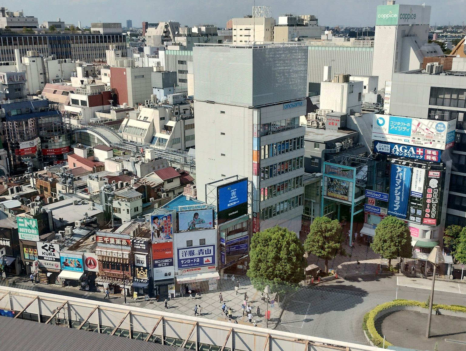 ทิวทัศน์เมืองที่มีอาคารและป้าย