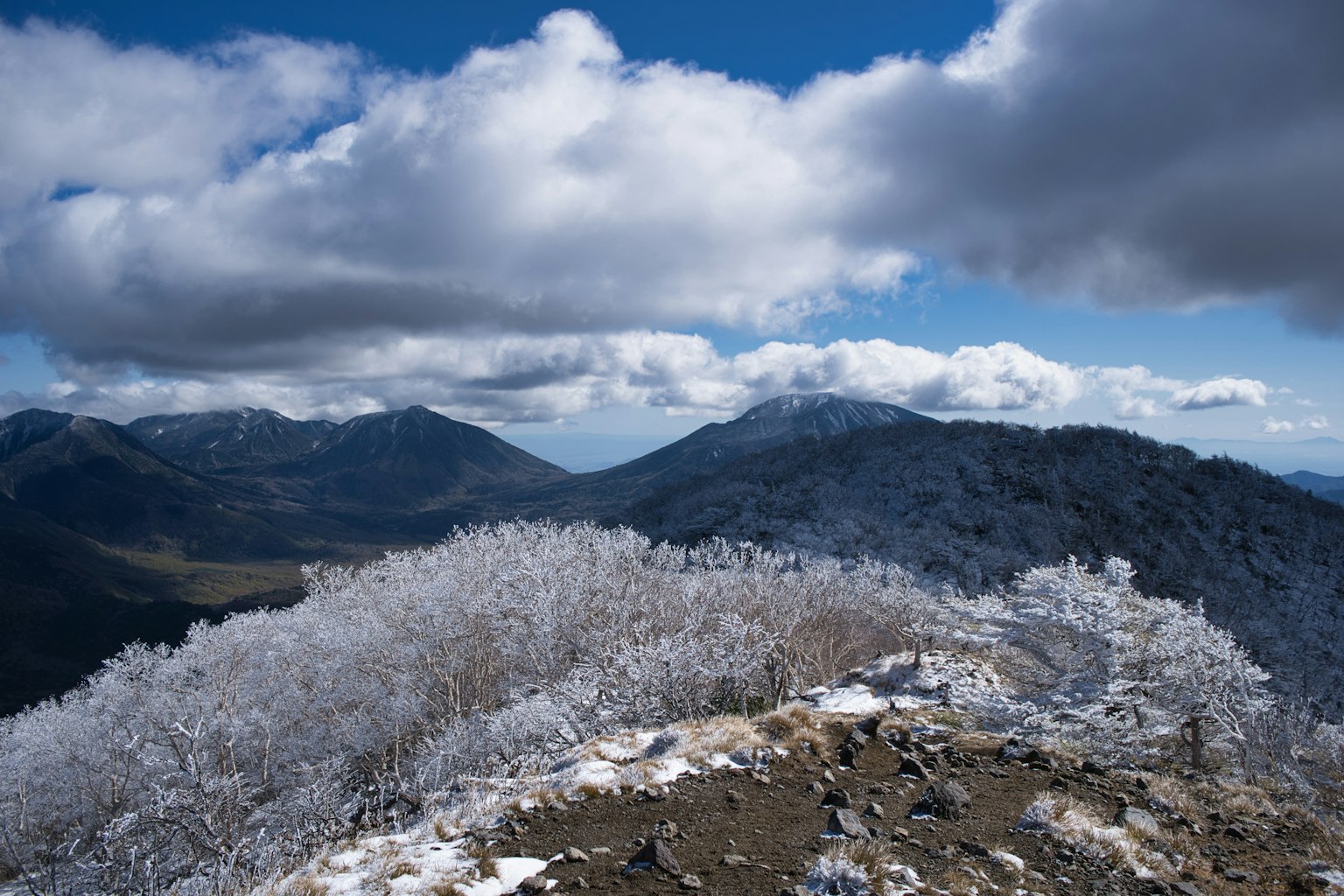 Montagne innevate sotto un cielo blu
