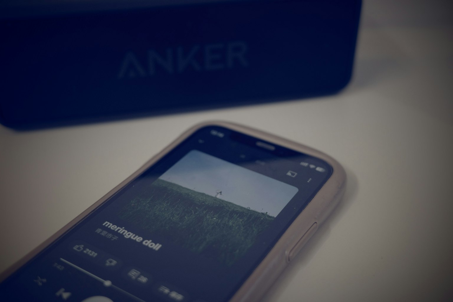 场景中有智能手机和ANKER扬声器