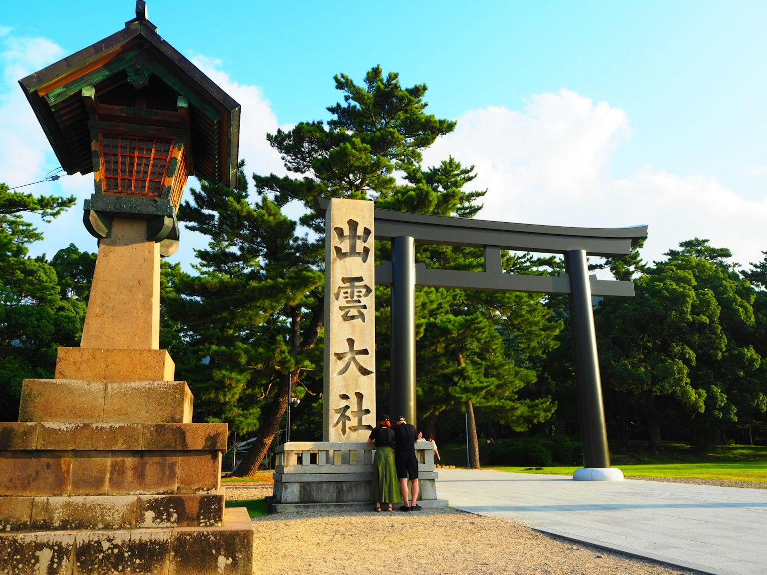 Vista del santuario Izumo Taisha con torii e lanterna