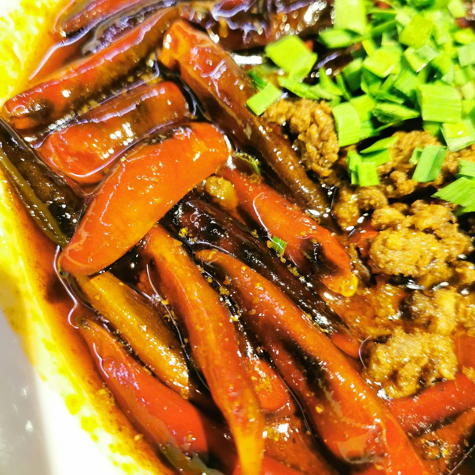 辣椒和牛肉菜肴，上面撒有切碎的青葱
