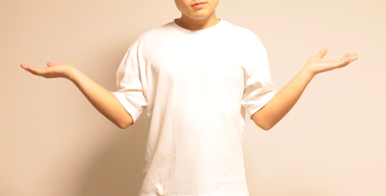 Un garçon en t-shirt blanc avec les bras écartés