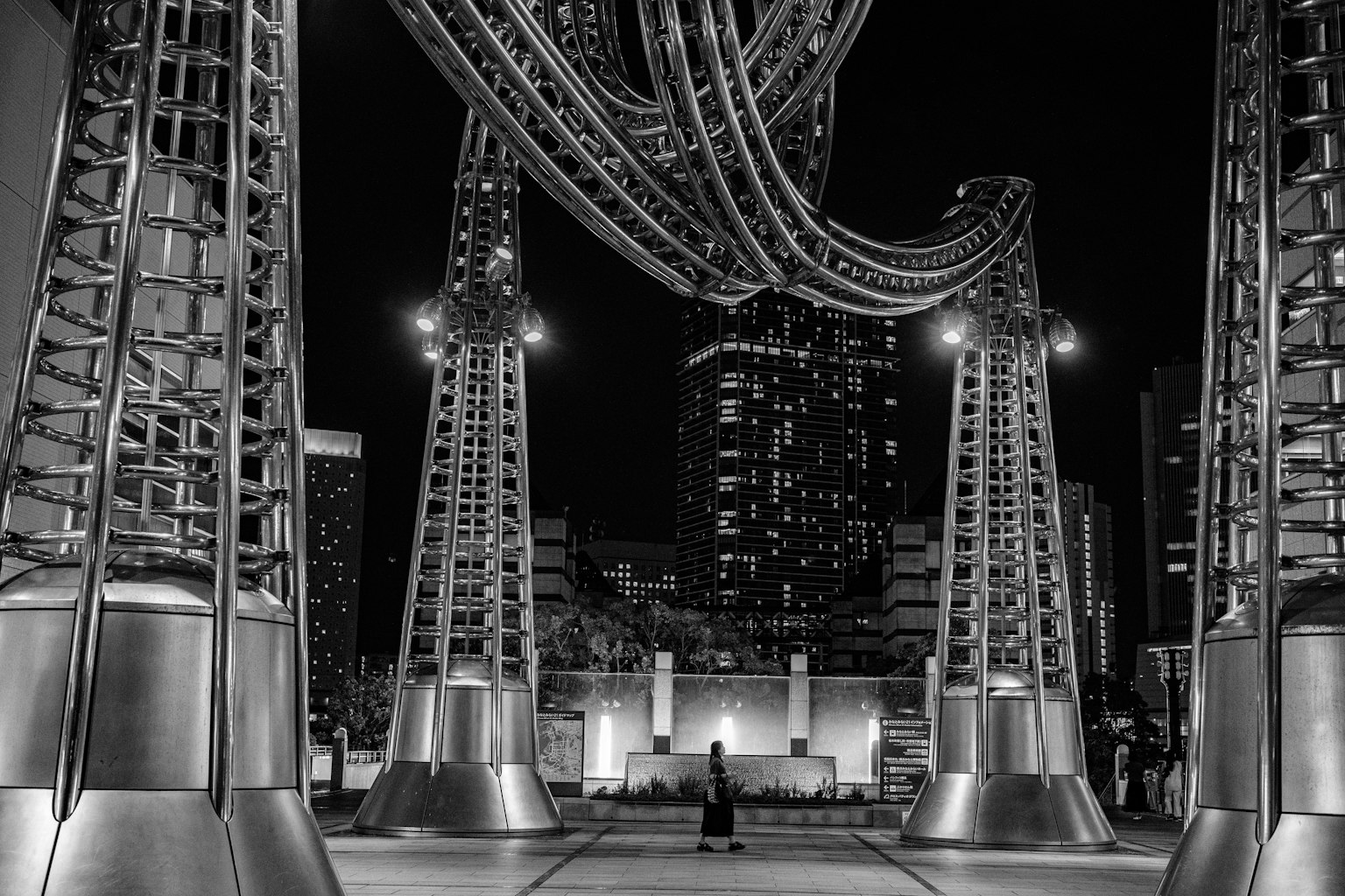现代艺术装置，夜间城市景观中的金属结构