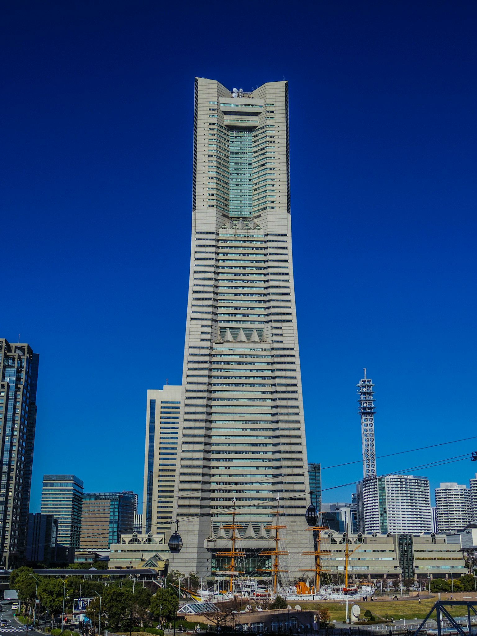 Tour Landmark de Yokohama avec des gratte-ciels environnants sous un ciel bleu clair