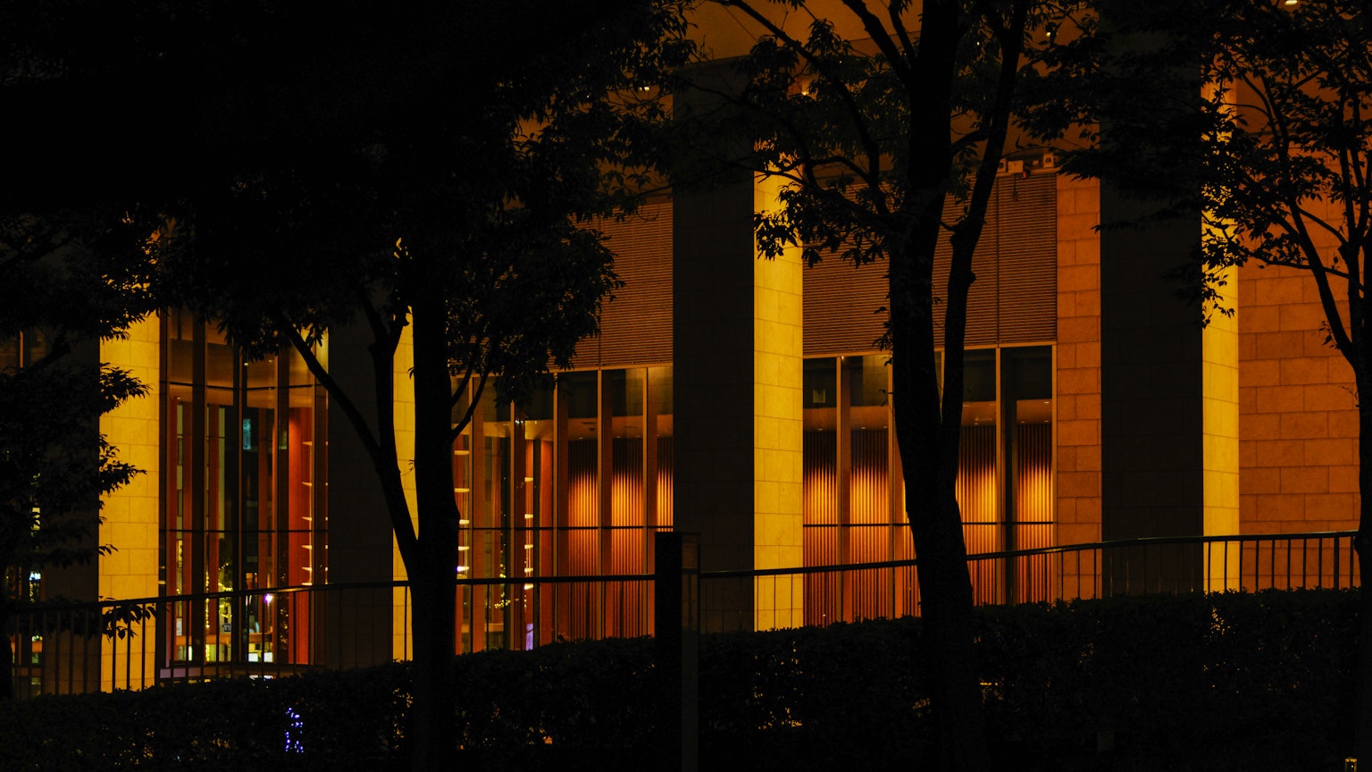 Ngoại thất tòa nhà hiện đại được chiếu sáng vào ban đêm