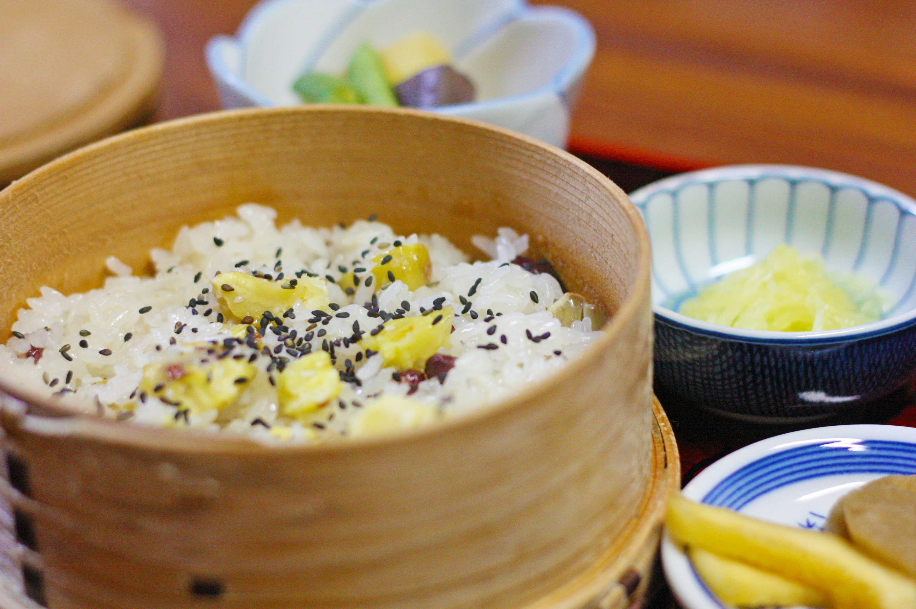 Dim sum hấp trong xửng tre kèm gia vị