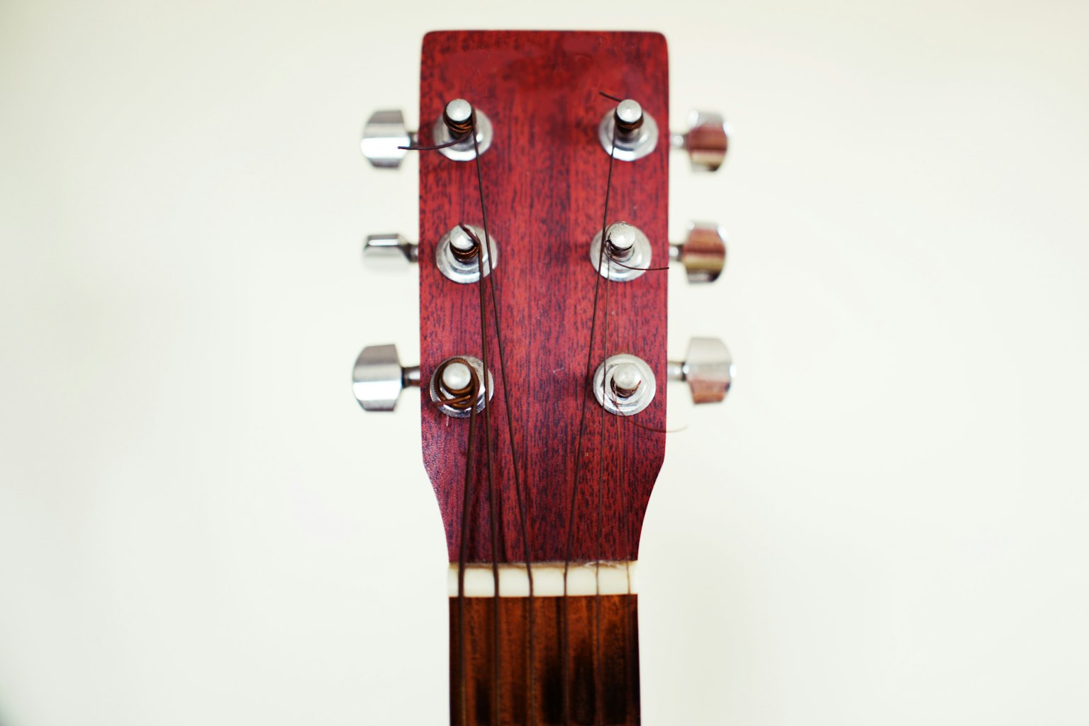 Kedekatan kepala gitar dengan peg tuning perak dan serat kayu yang indah