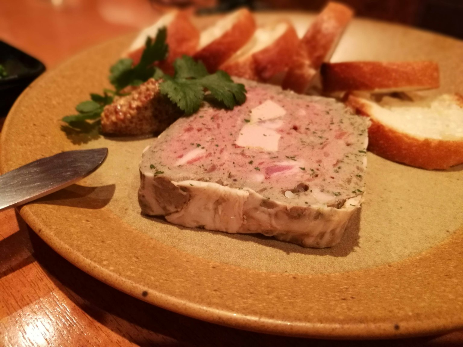 盤子裡的肉醬和烤麵包片