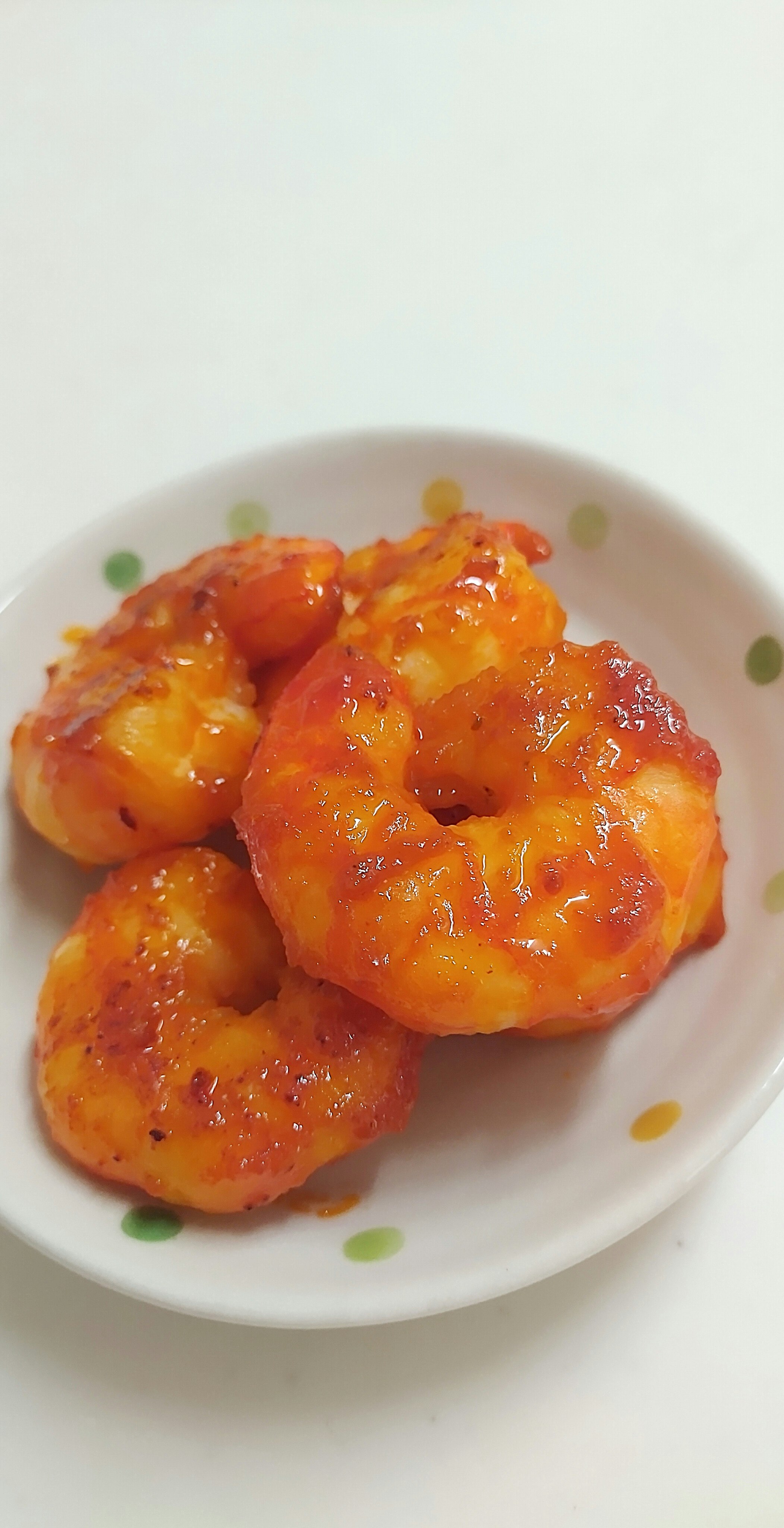 皿に盛られた甘辛いエビの料理