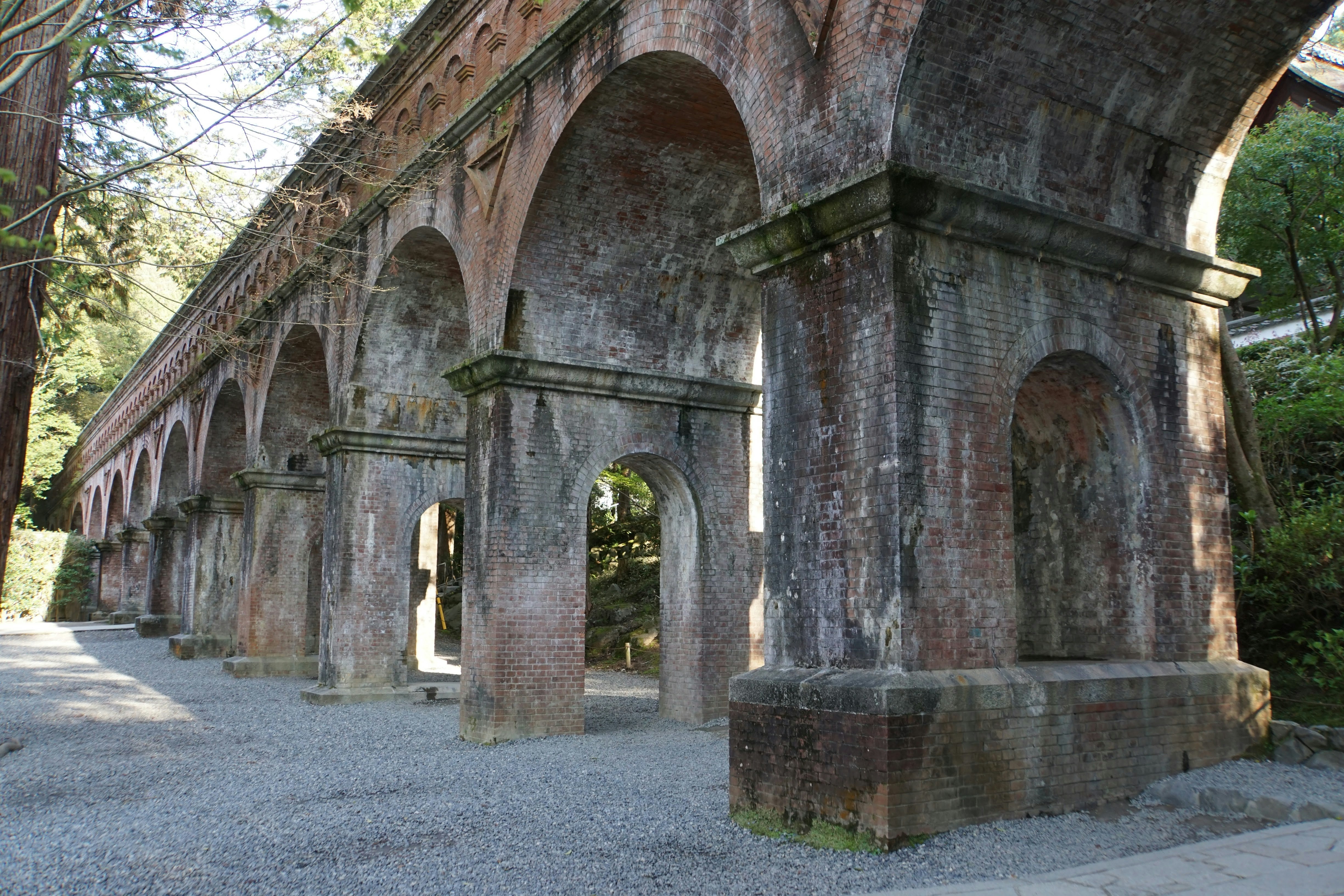 corridoio in rovina con arcate in pietra