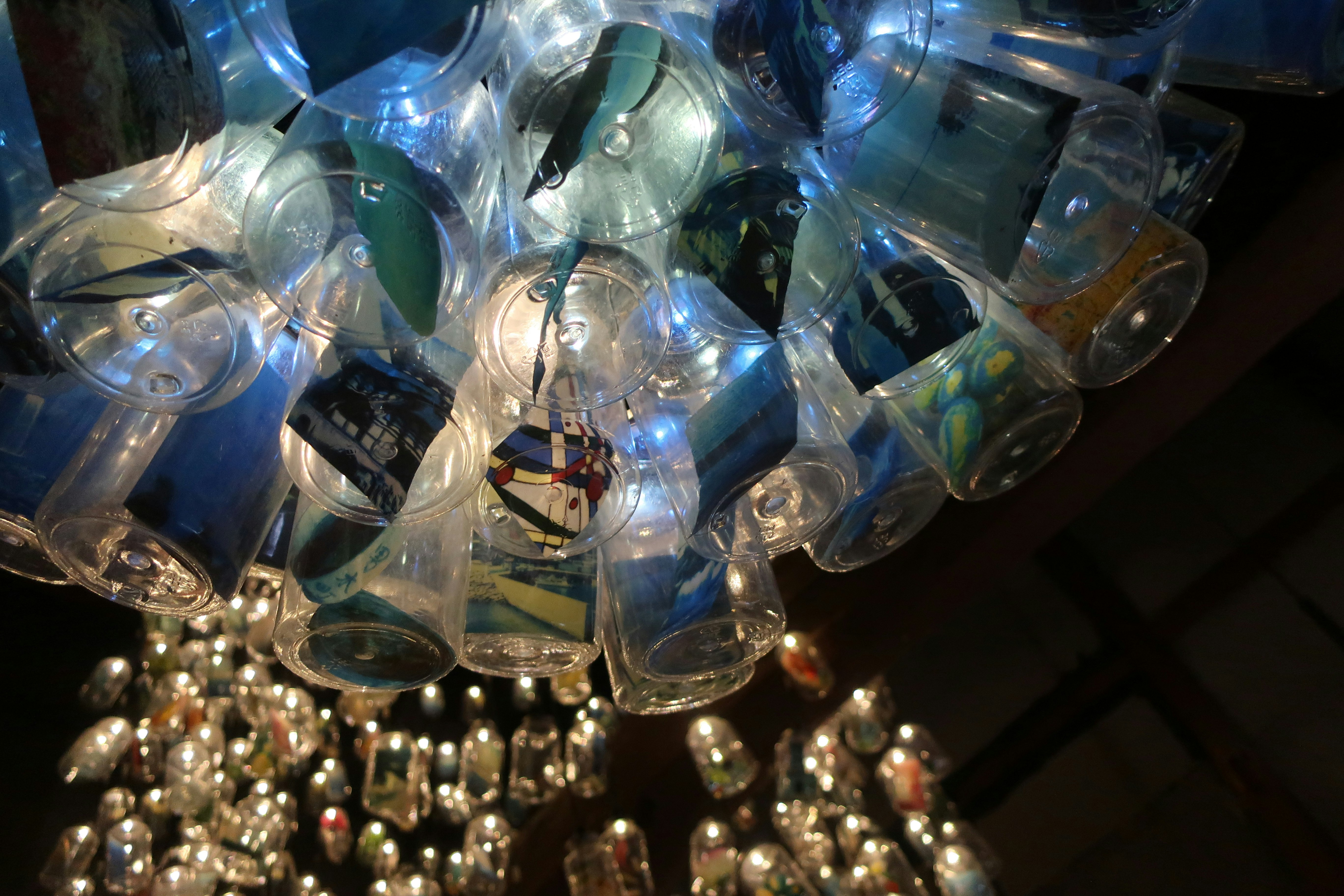 Kagawa-Kunstinstallation mit Glasornamenten und Licht