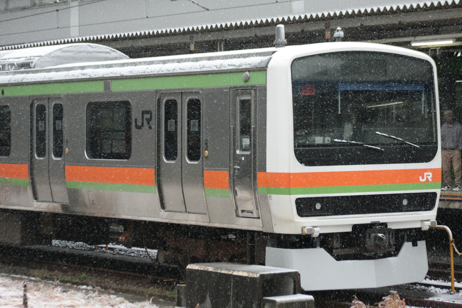 雪中停靠的JR列車側面