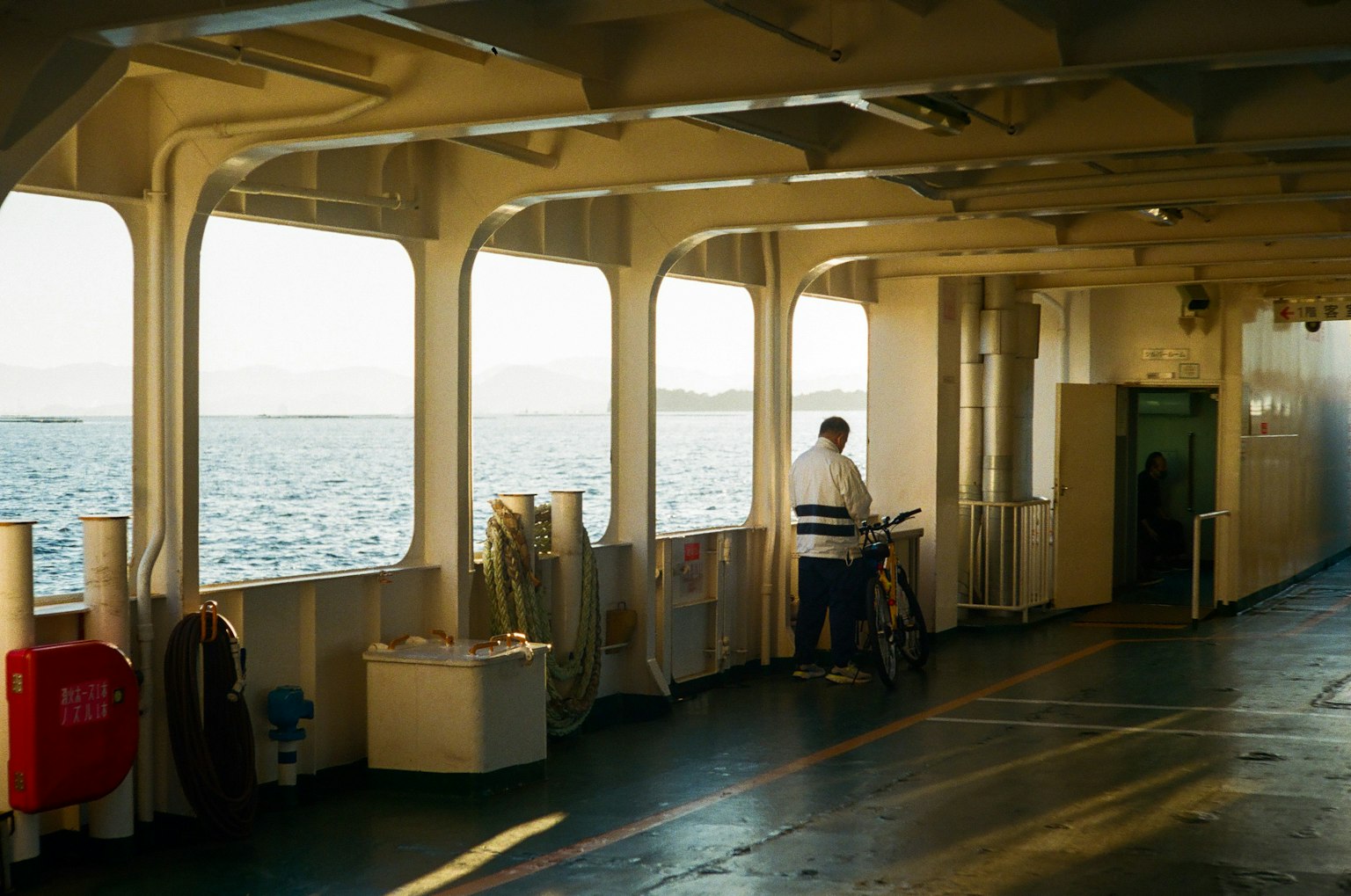 Ouvrier regardant la mer depuis le pont d'un navire