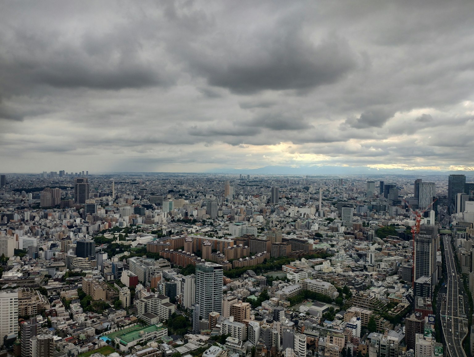 Lanskap kota Tokyo yang luas di bawah langit mendung