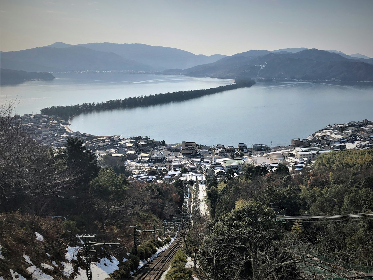 雪山與寧靜湖泊的美麗風景