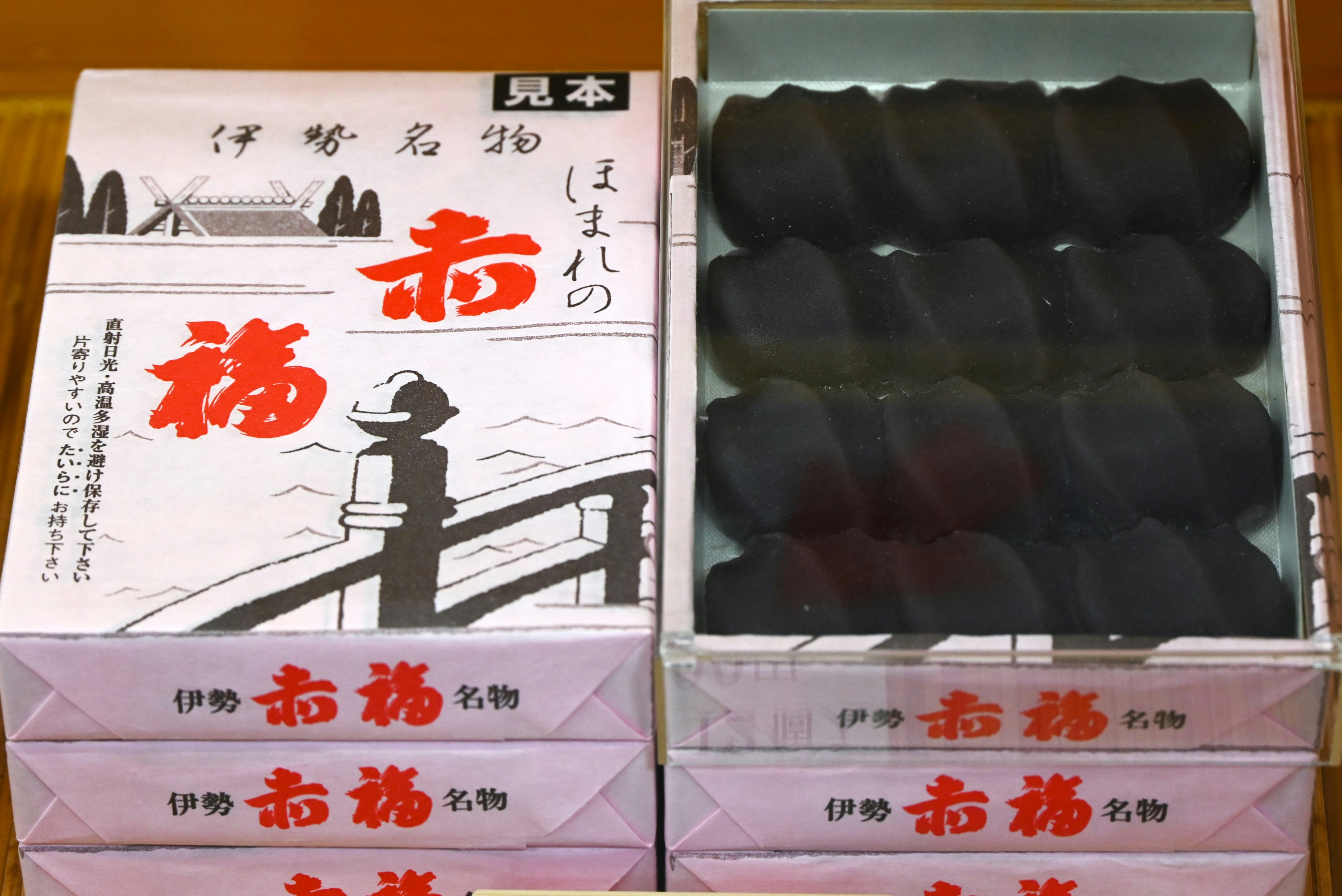 伊勢名物の赤福の箱が並ぶ売り場の棚