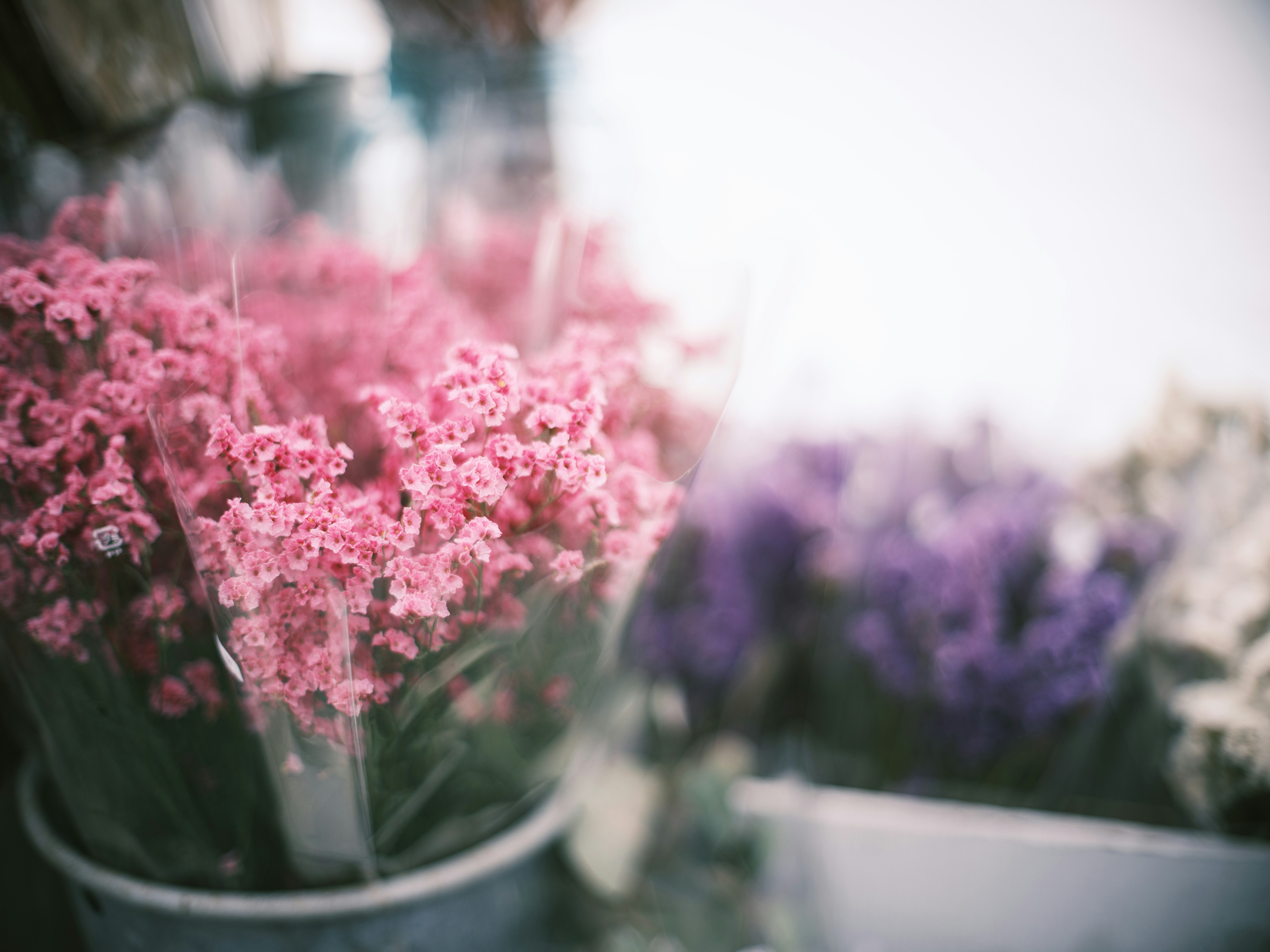 ピンクの花束が並ぶフラワーショップの店先