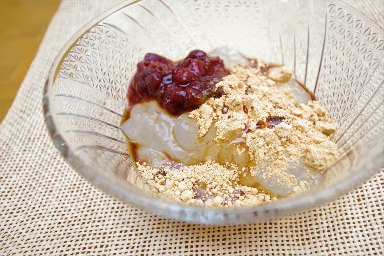 Tazón de postre con shiratama y pasta de frijoles rojos en la parte superior