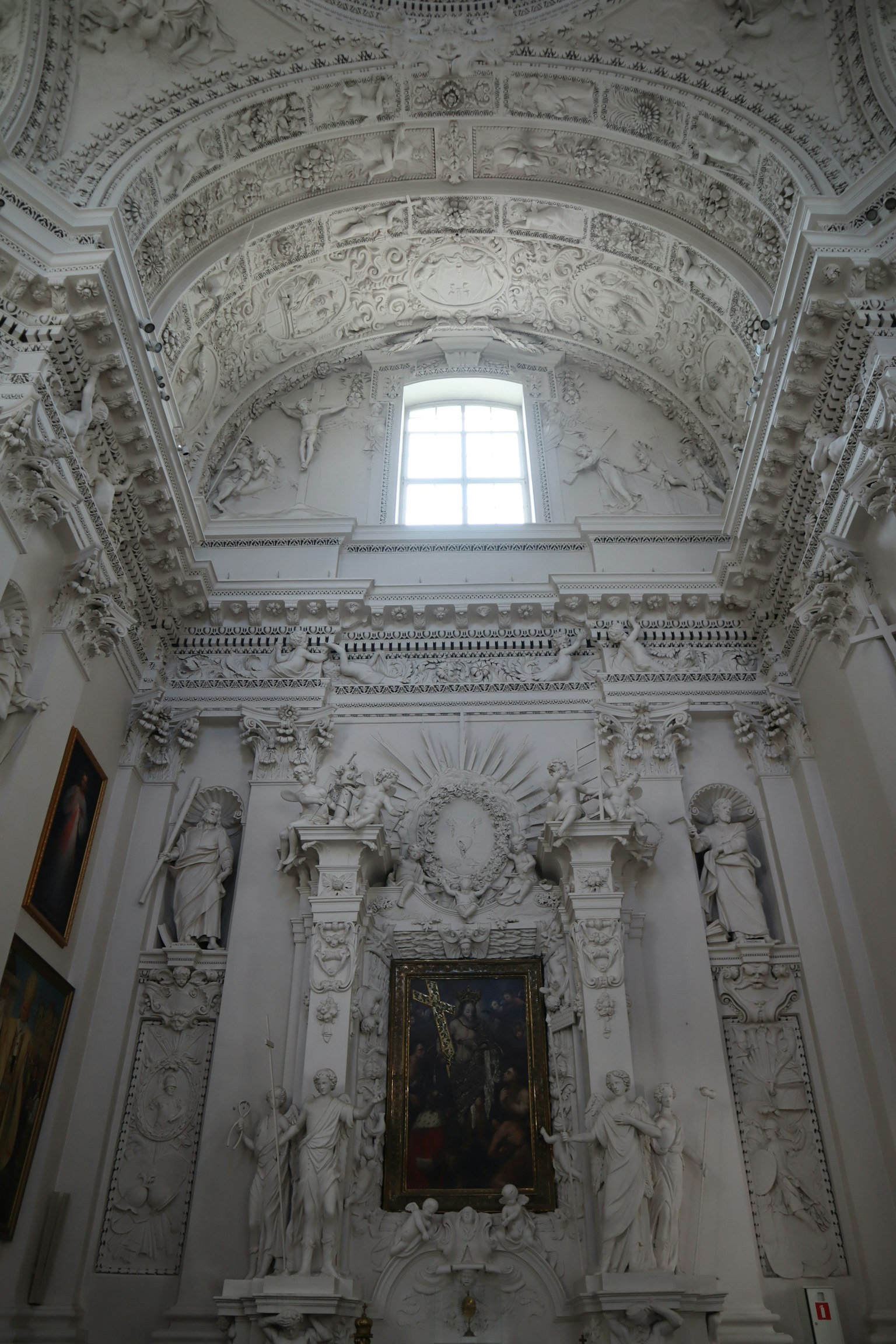 Intérieur d'une église magnifiquement décorée avec des figures sculptées et des peintures sur les murs