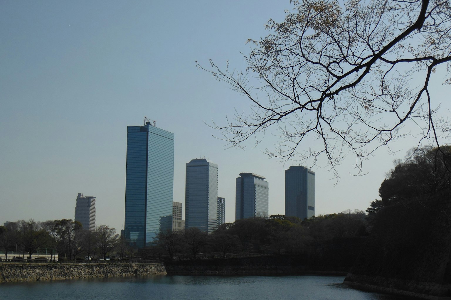 Garis langit Tokyo dengan gedung tinggi dan permukaan air tenang