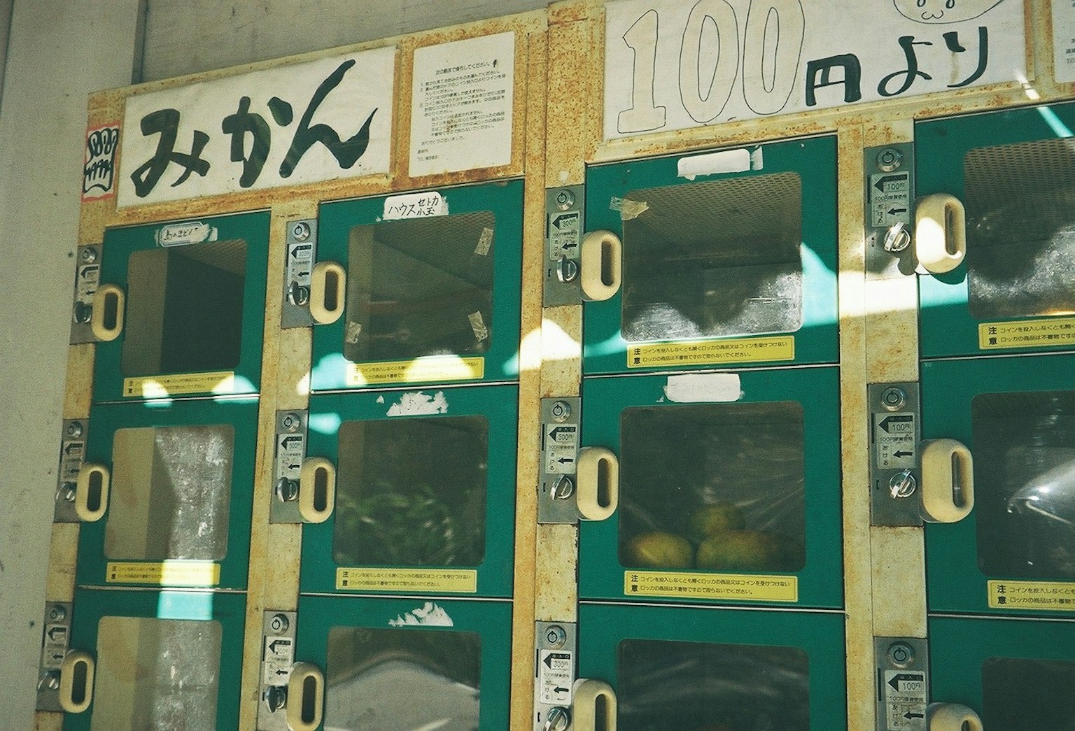 Vending-Maschinenstil Schränke mit verschiedenen Lebensmitteln