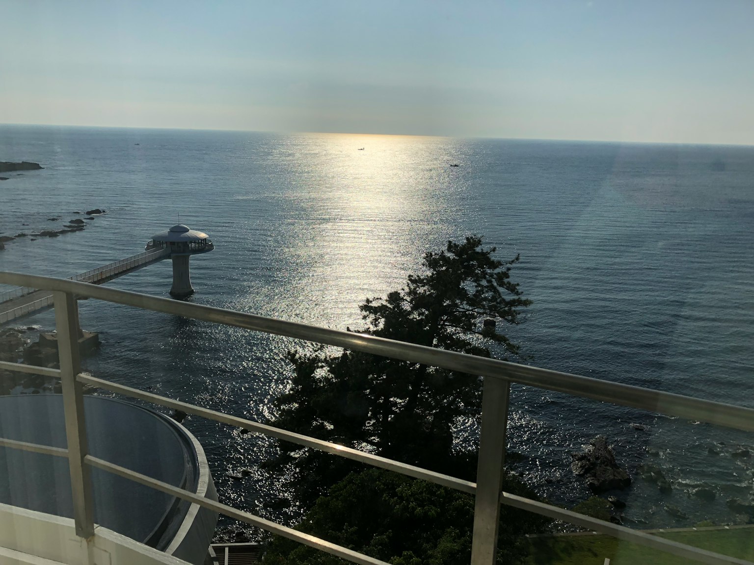 Vista panoramica dell'oceano da un balcone con parapetto