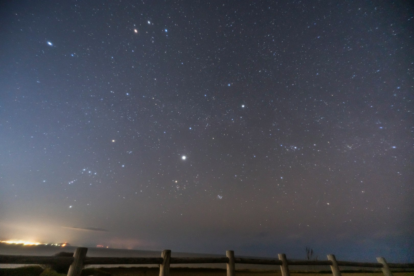 resplandor del amanecer sobre un cielo nocturno estrellado en el horizonte