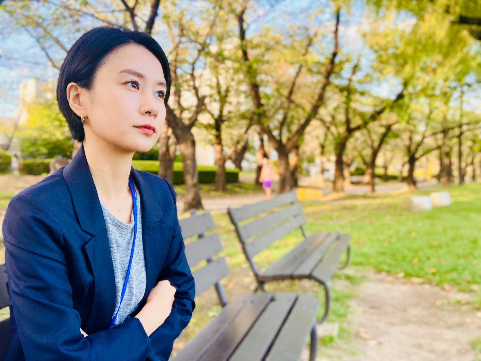Profil d'une femme assise sur un banc dans un parc paysage d'automne expression calme