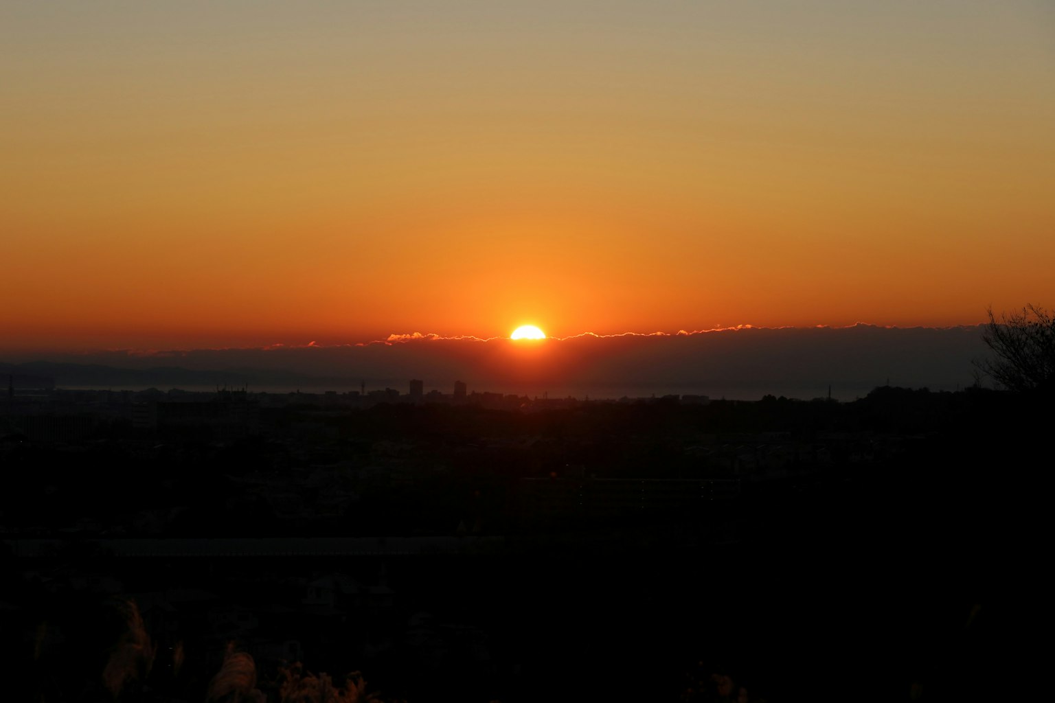 Schöner Sonnenuntergang, der am Horizont aufgeht