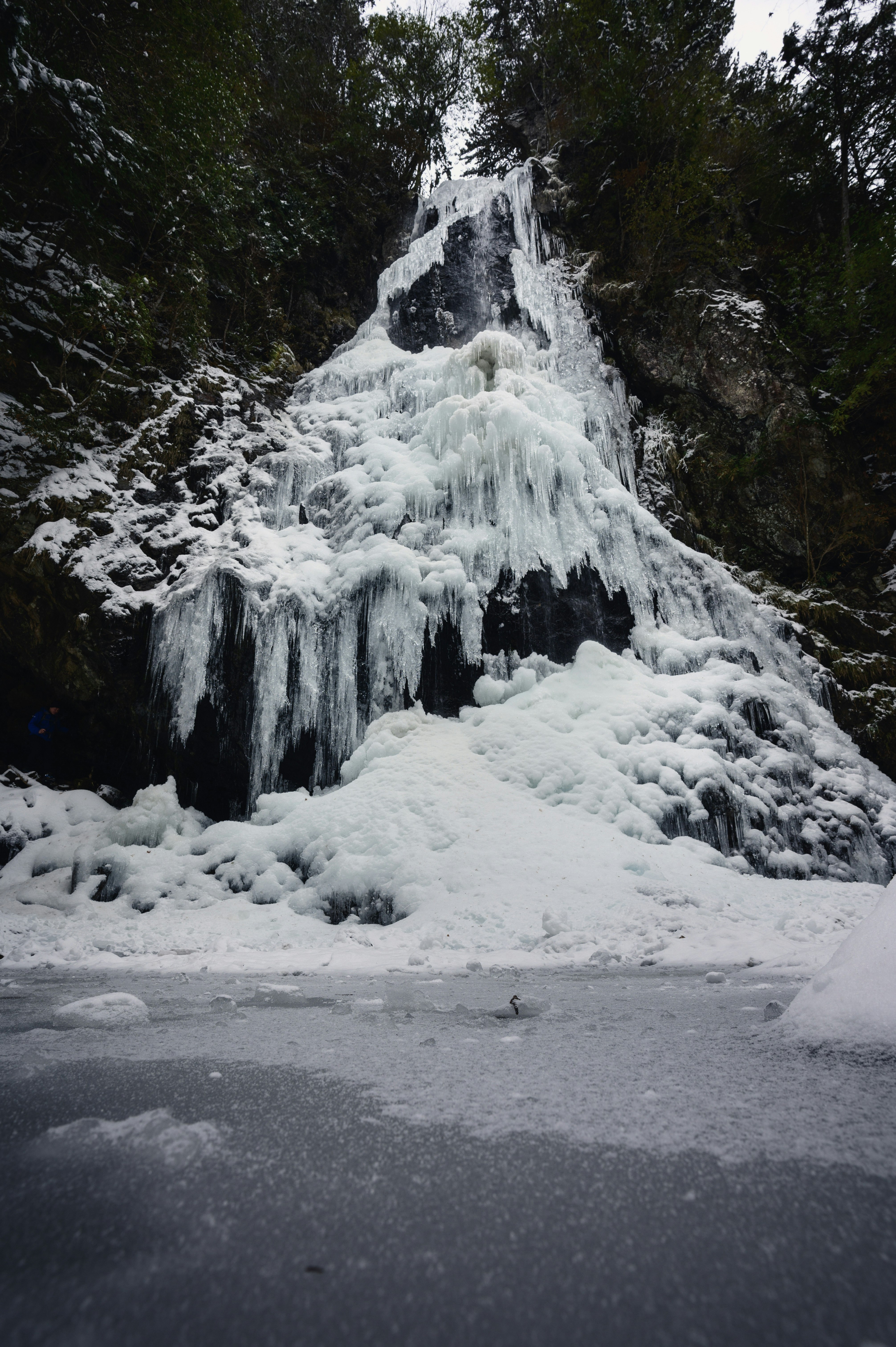 氷結した滝（御船の滝）と雪の流れのある渓谷の風景