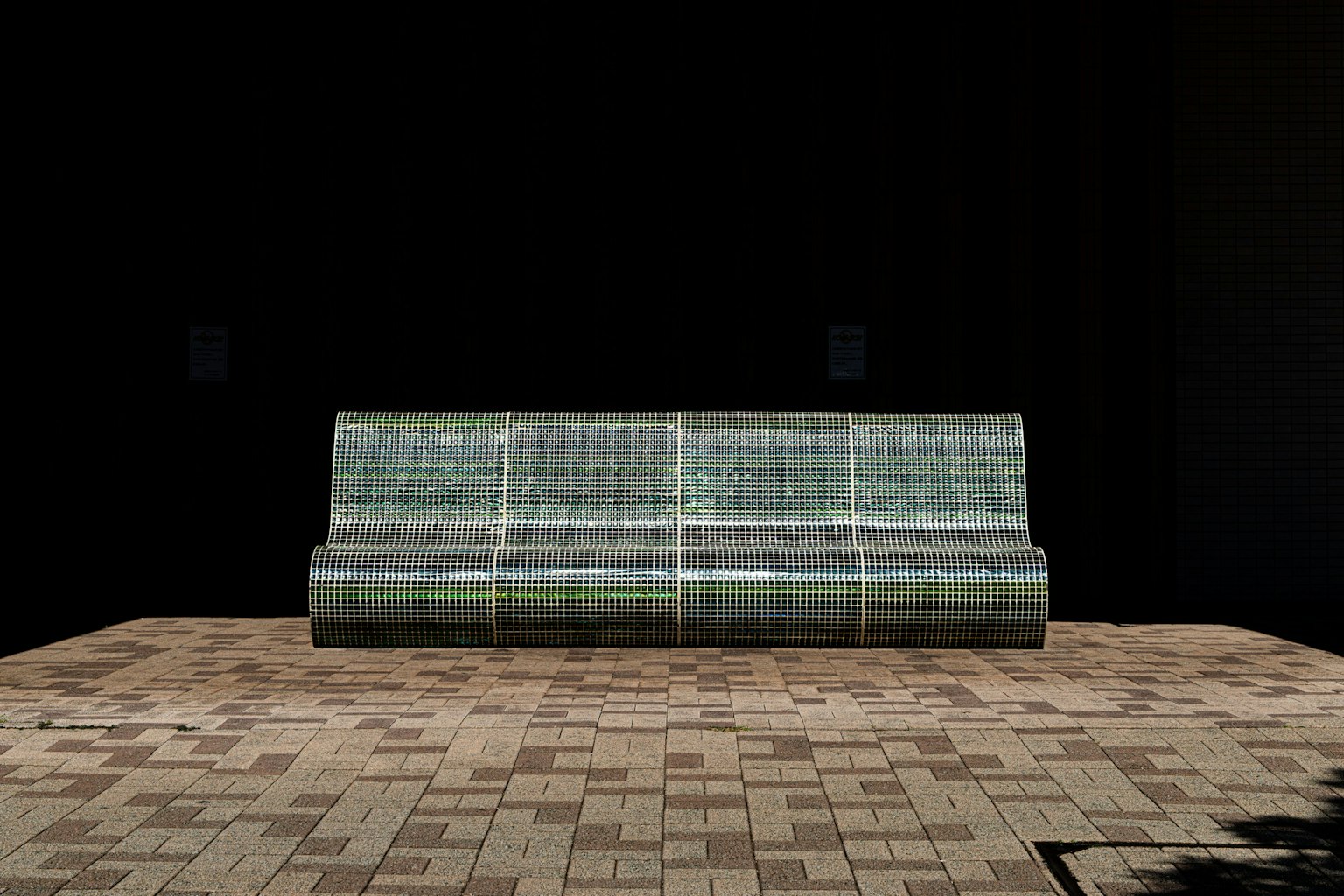 黑暗背景下的石凳和瓷砖地面