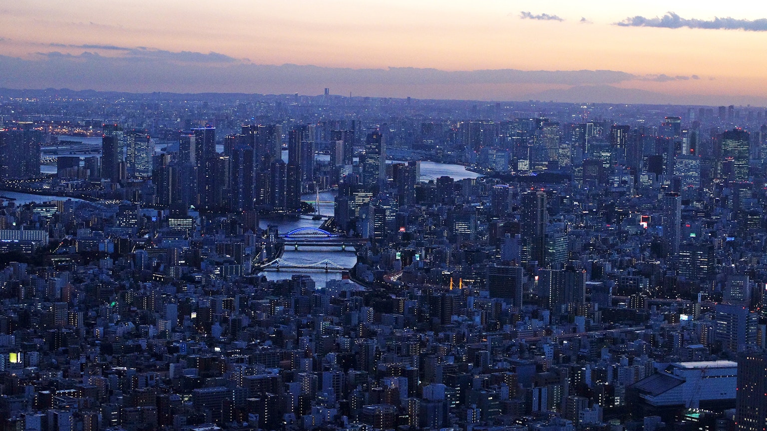 Cảnh quan rộng lớn của đường chân trời Tokyo với sông và đèn thành phố vào lúc chạng vạng