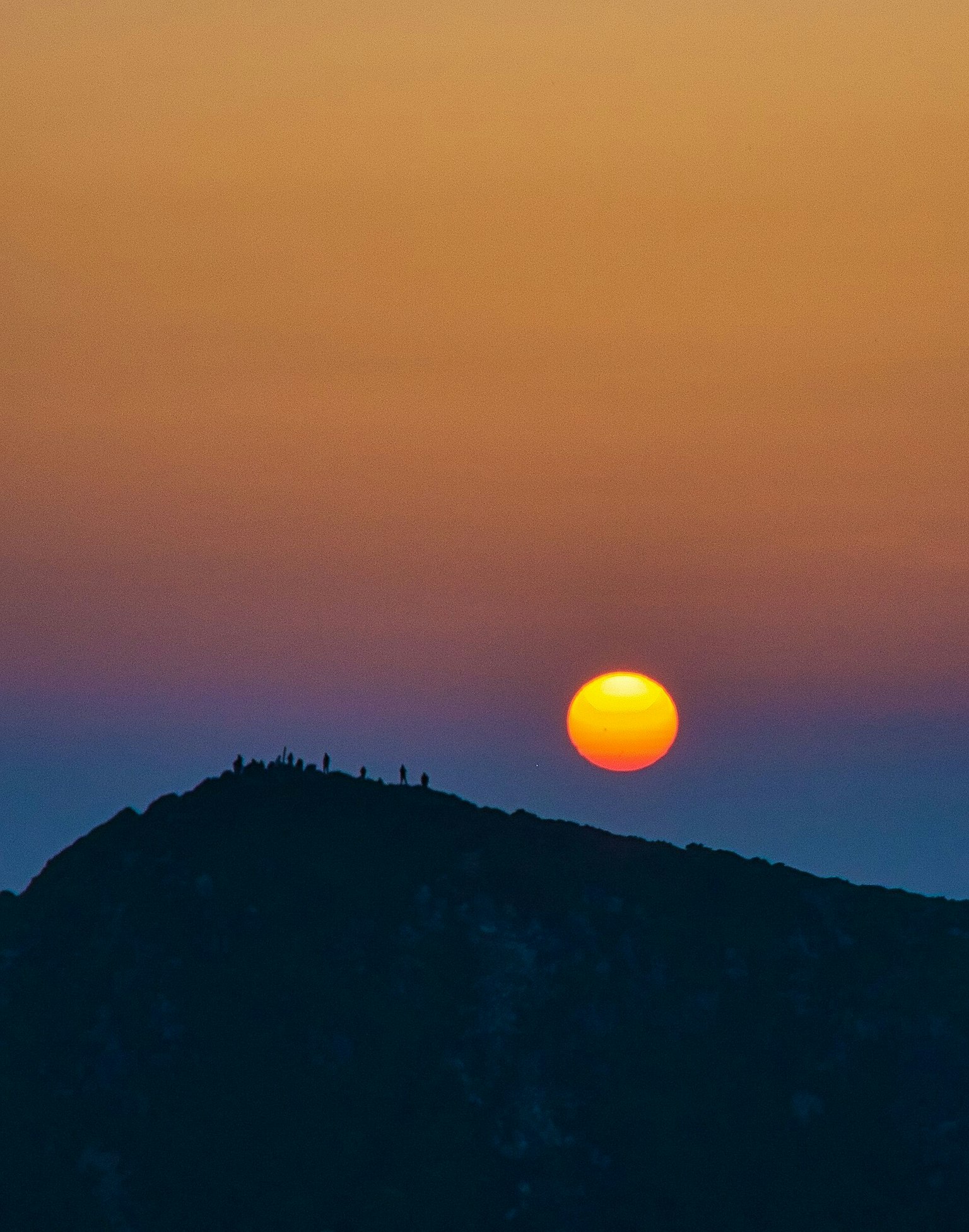 Hermoso atardecer sobre una cresta montañosa