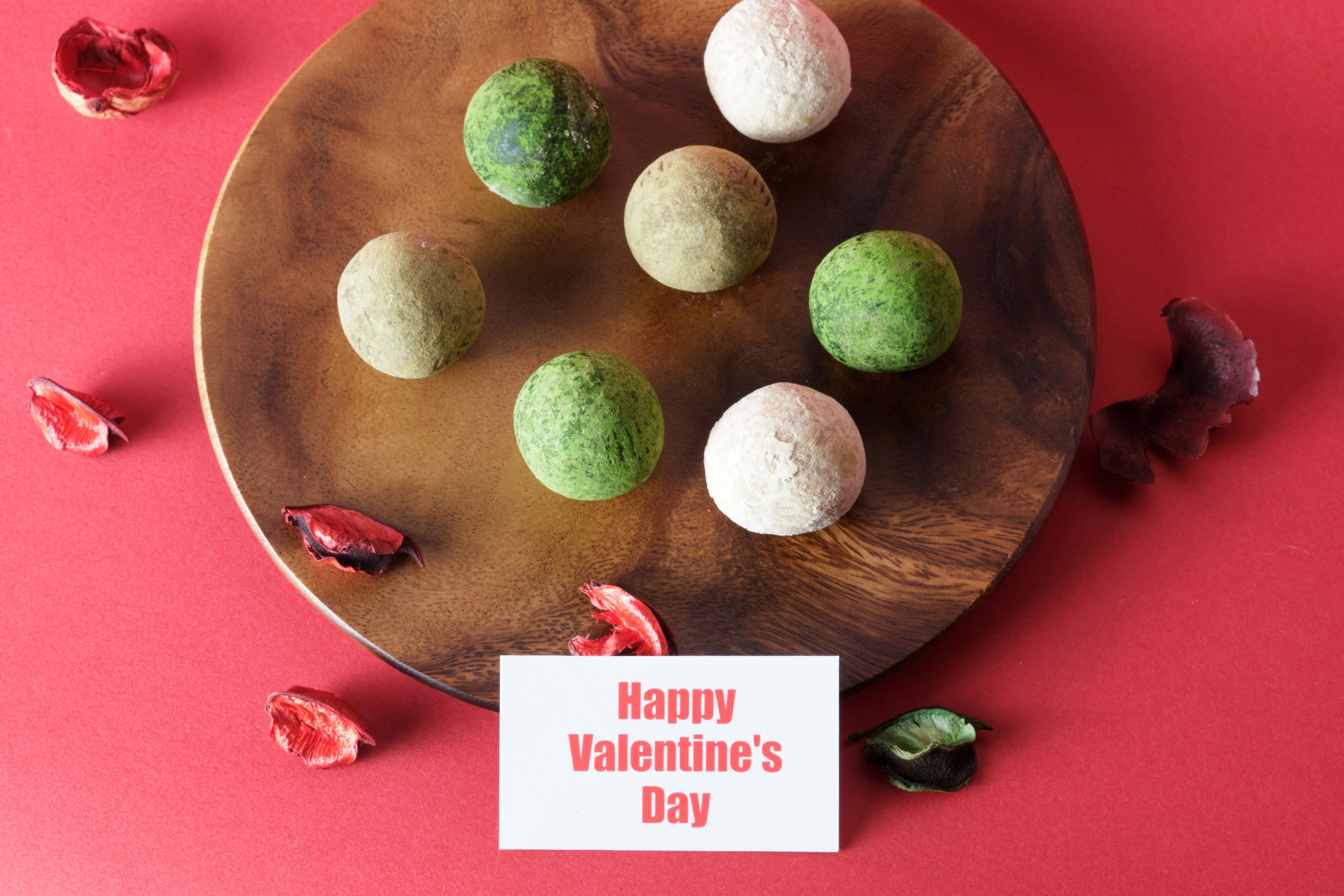 Valentinstag-Dekoration mit herzförmigen Schokoladen und Süßigkeiten