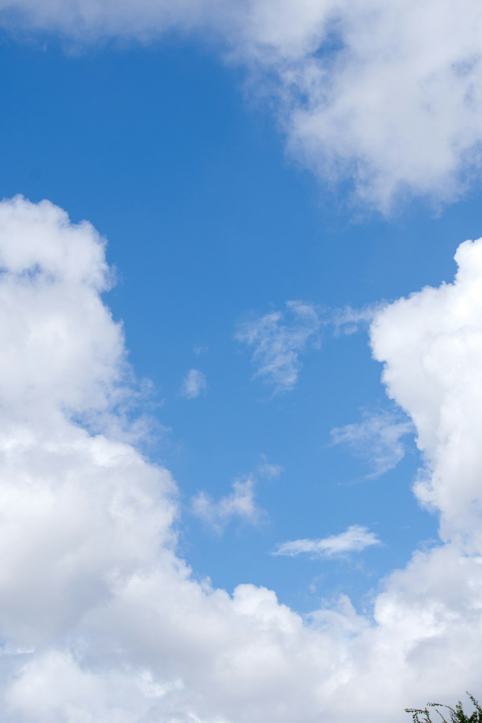 Un cielo azul claro con nubes blancas esponjosas