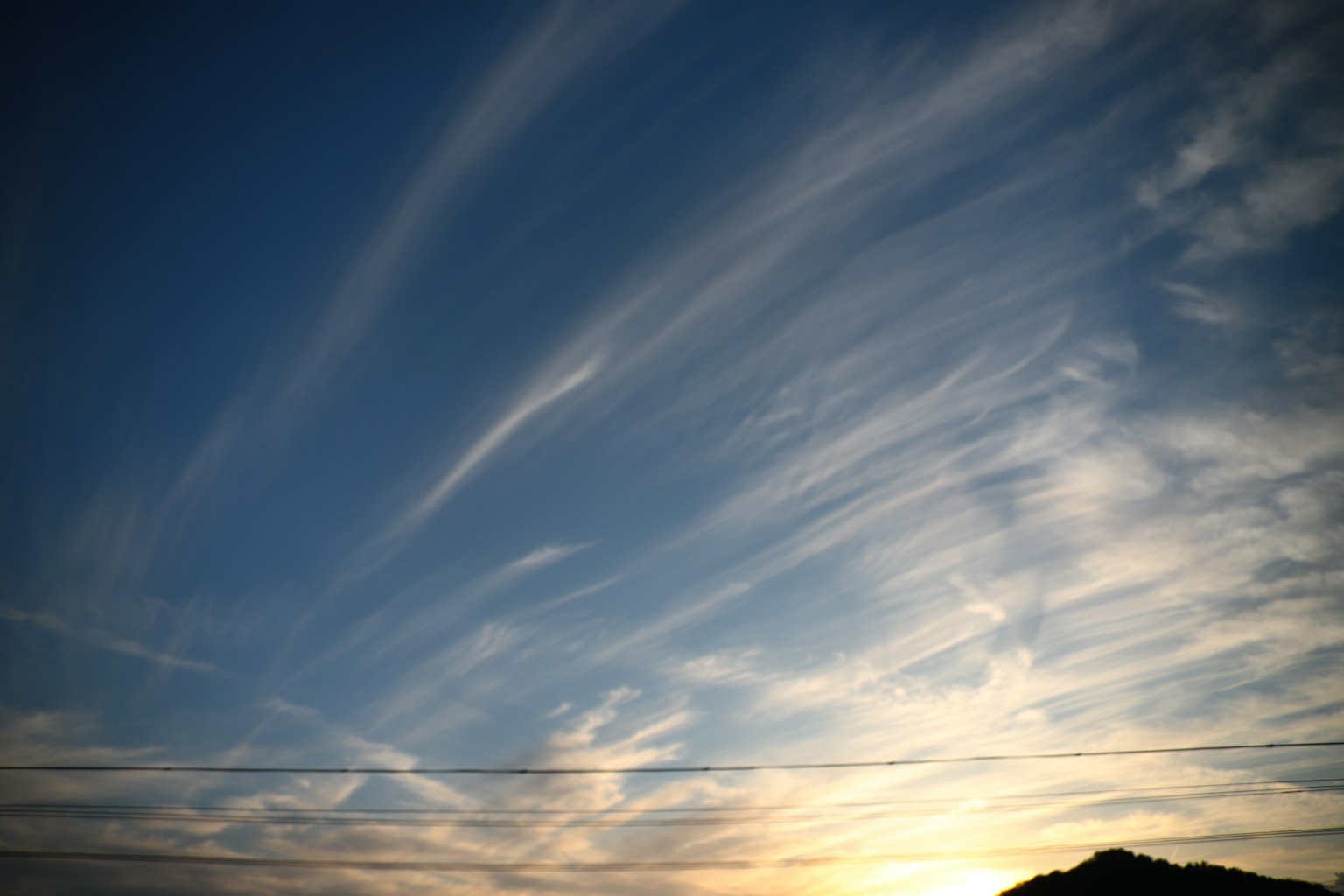 Schöner Himmel mit dünnen Wolken und Sonnenuntergang