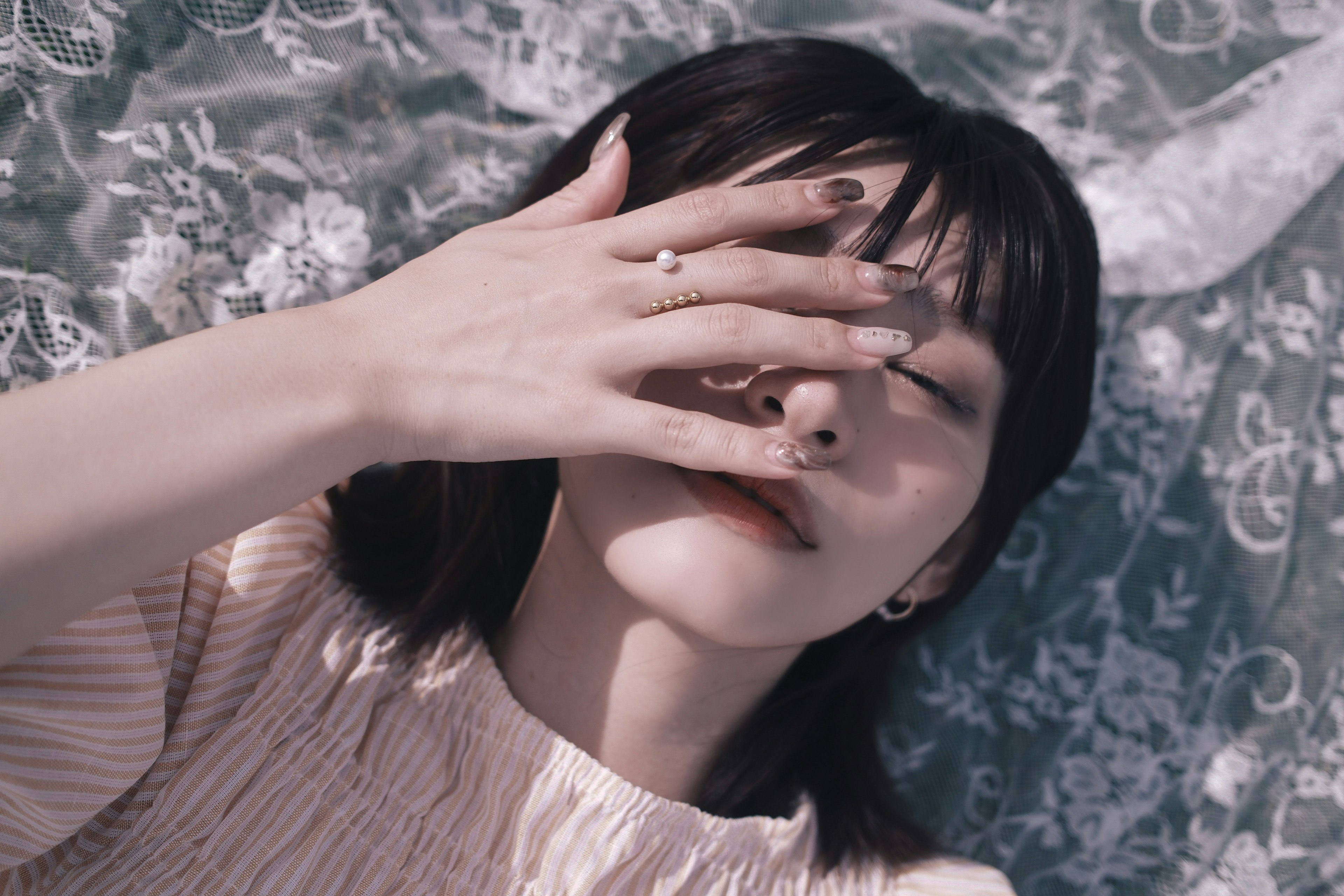 手で顔を覆う女性のポートレート